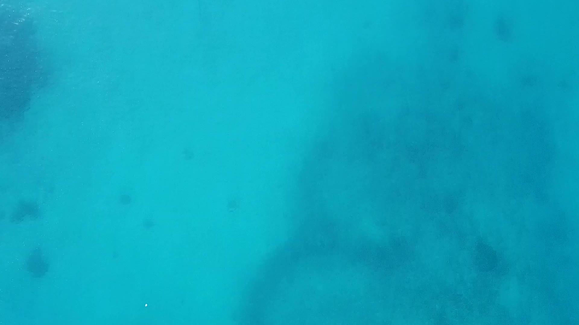 白沙背景浅礁湖海度假胜地海滩旅游空中旅游视频的预览图