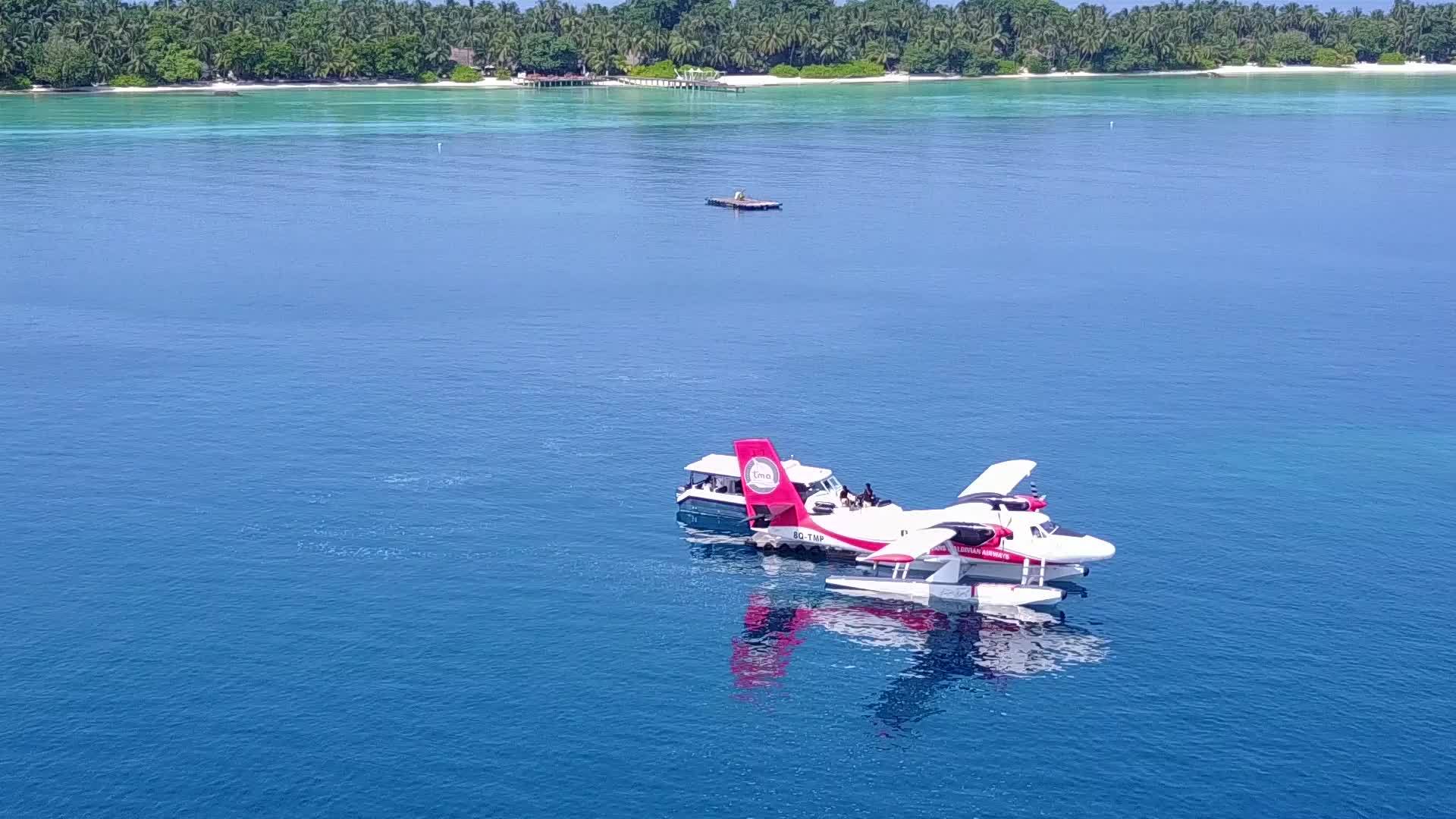 在蓝色环礁湖和明沙底浅沙为背景在平静的海滩上旅行视频的预览图