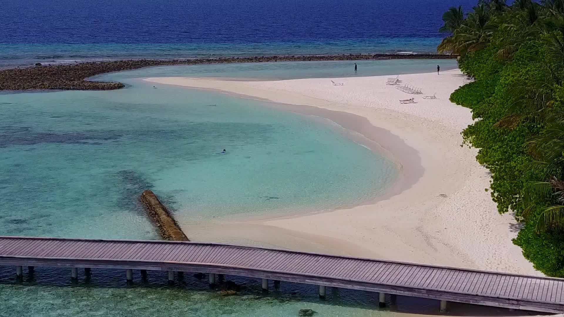 白沙背景蓝海豪华湾海滩航行无人机景观之旅视频的预览图
