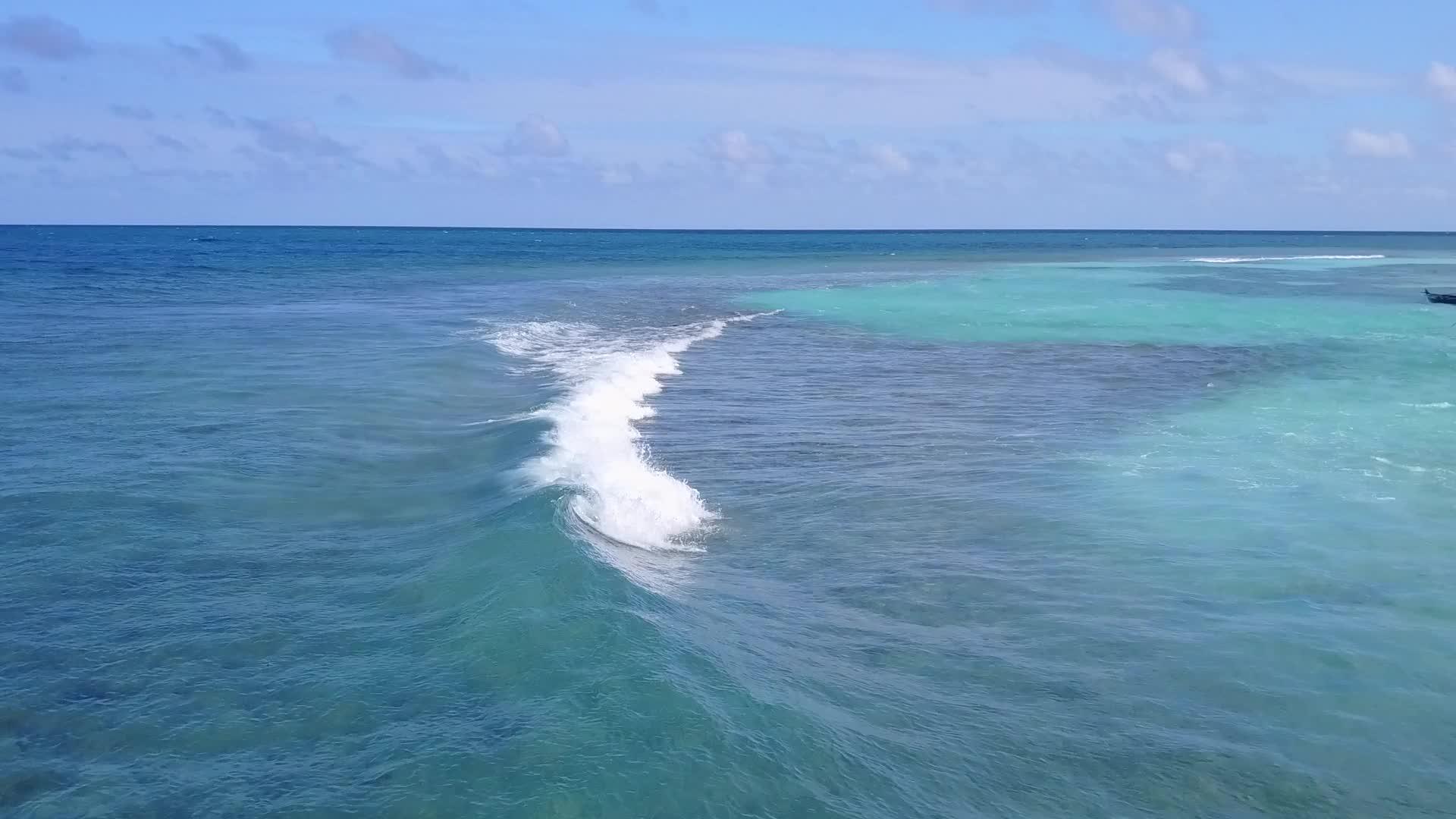 在透明水白沙的背景下宁静岛海滩度假的空中无人机性质视频的预览图