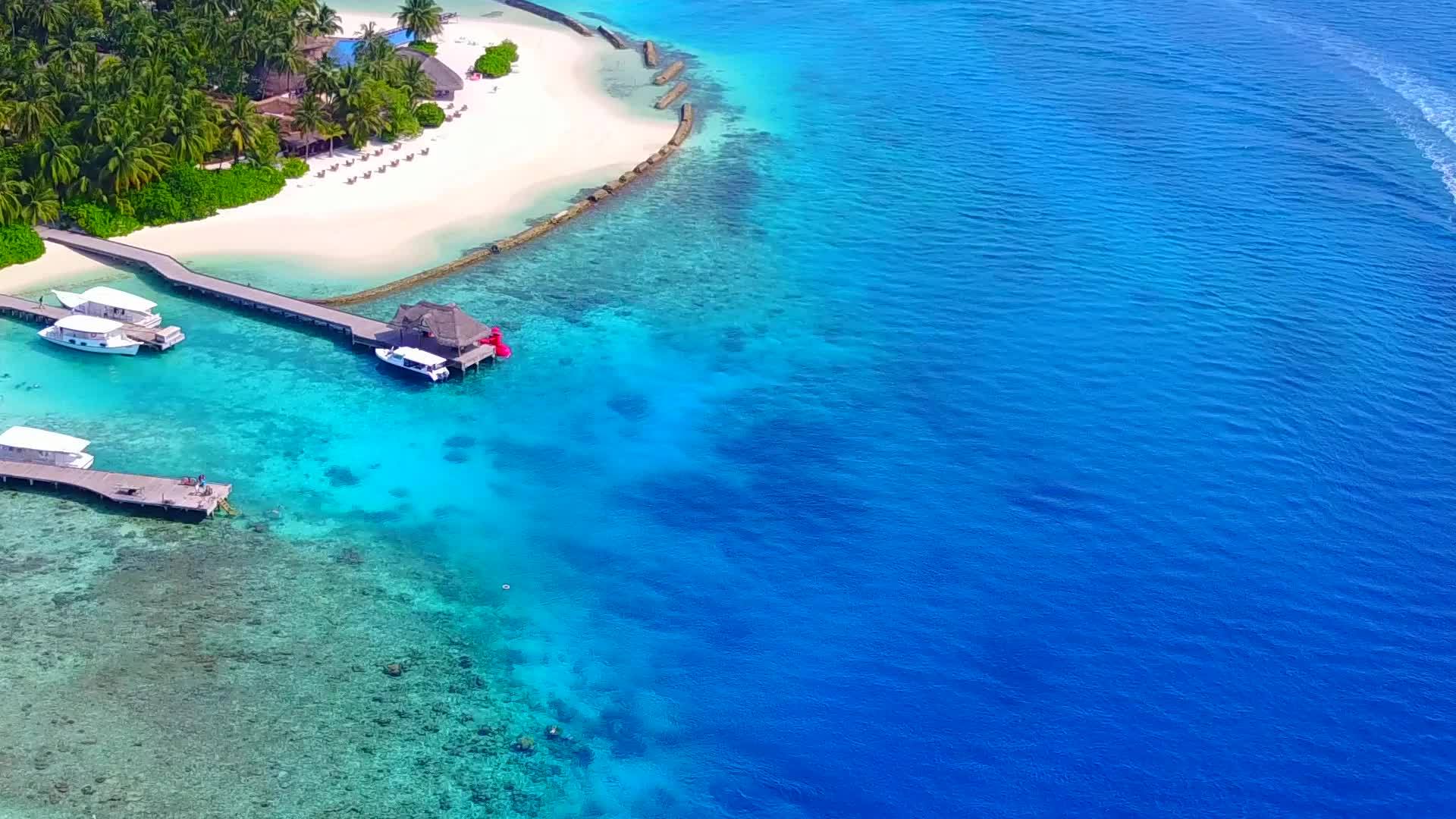 蓝环礁有白色沙子背景的蓝蓝色环礁湖放松岛海滩冒险视频的预览图