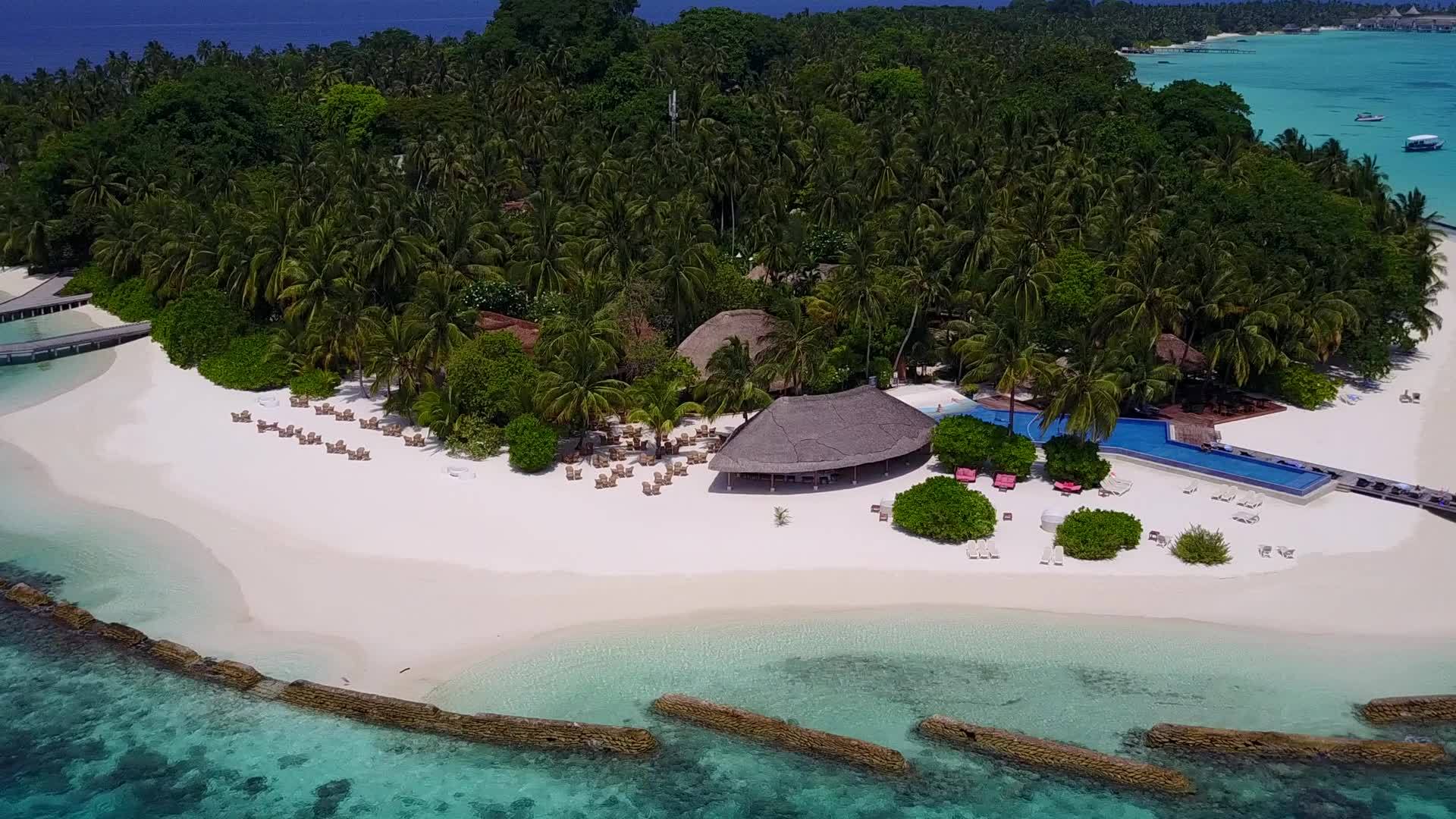 蓝海和白沙的背景是放松的海岸海滩旅行空中无人驾驶无人驾驶视频的预览图