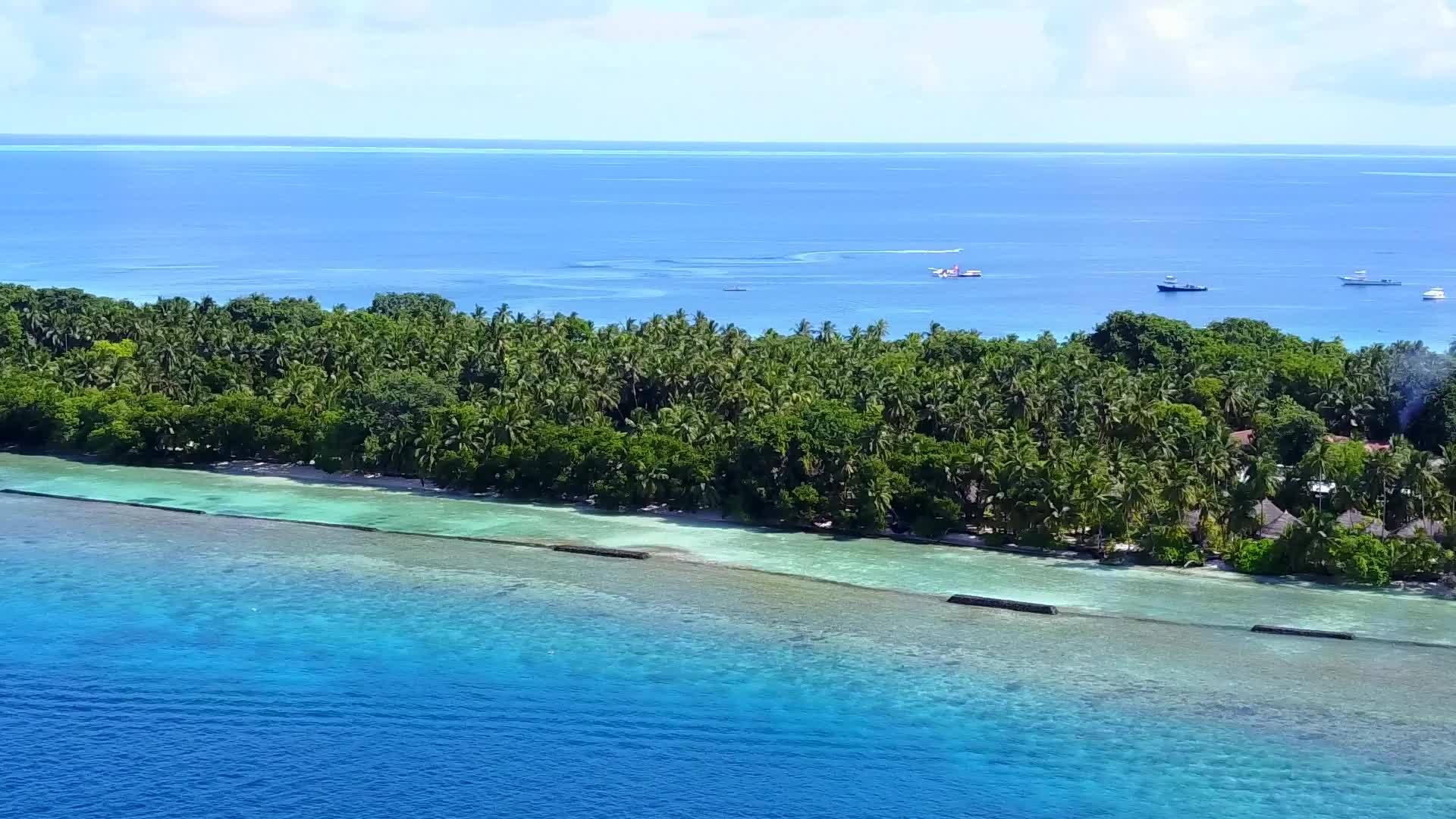 在蓝水和白色沙滩的背景下观察完美的海滩航程视频的预览图