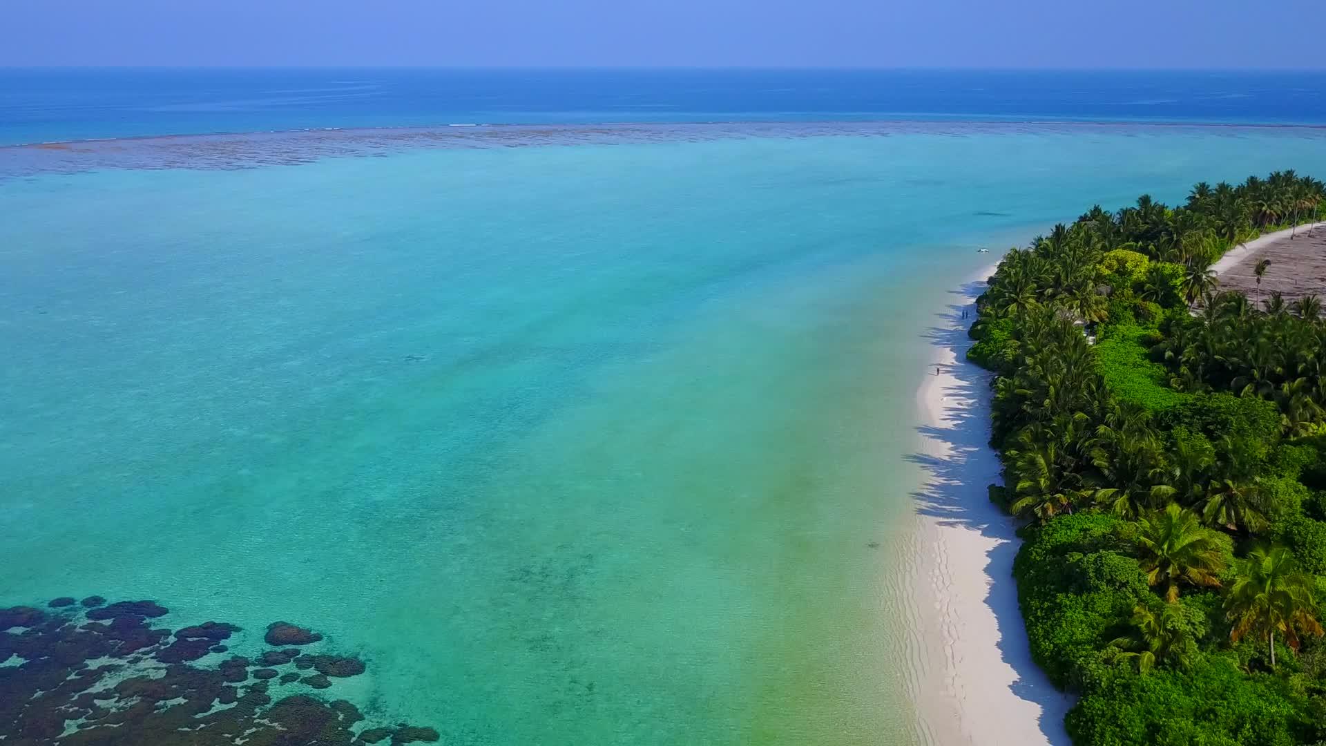 蓝色环礁湖通过蓝色环礁湖呈现出干净的沙土背景Bluelax视频的预览图