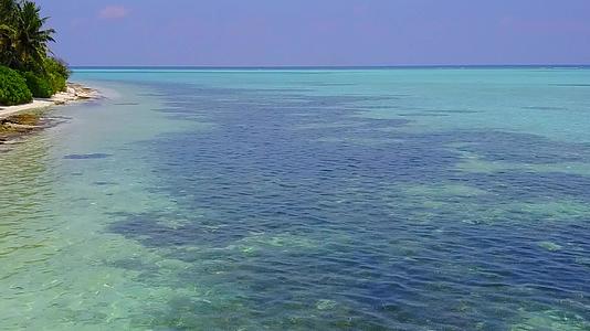 蓝色海洋和白色沙滩背景的蓝色海洋是无人驾驶的沿海海滩野生动物视频的预览图
