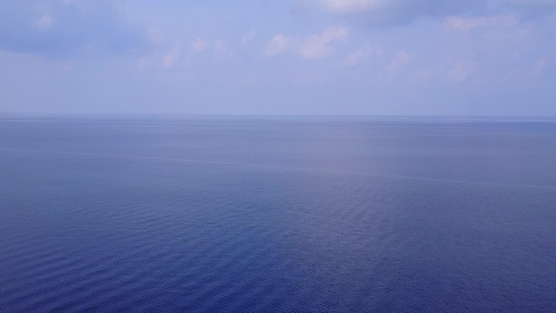 无人机在浅海和干净的沙滩背景下度假视频的预览图