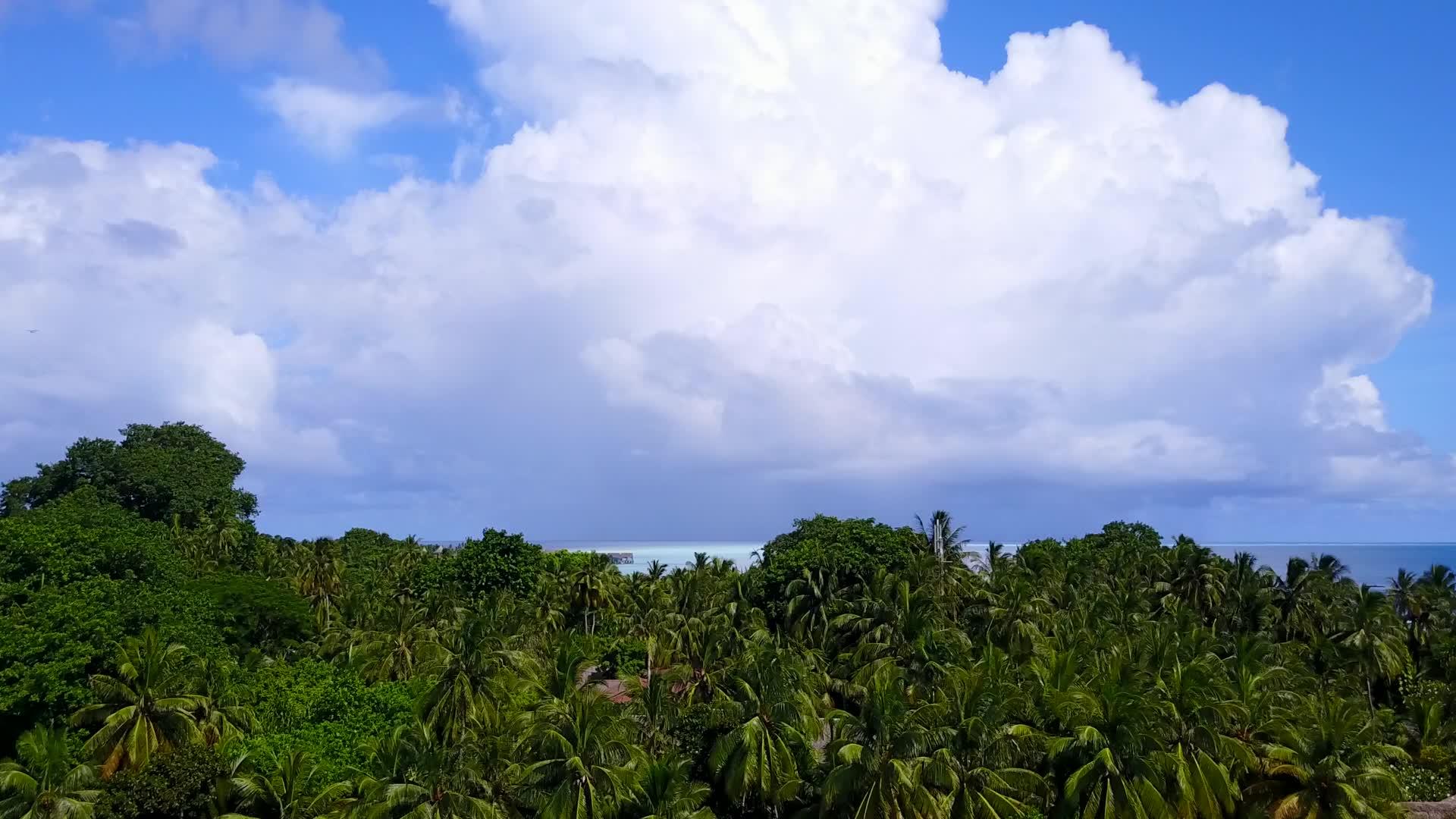 白沙背景的绿松石环礁湖美丽的岛屿海滩节日空中风景视频的预览图
