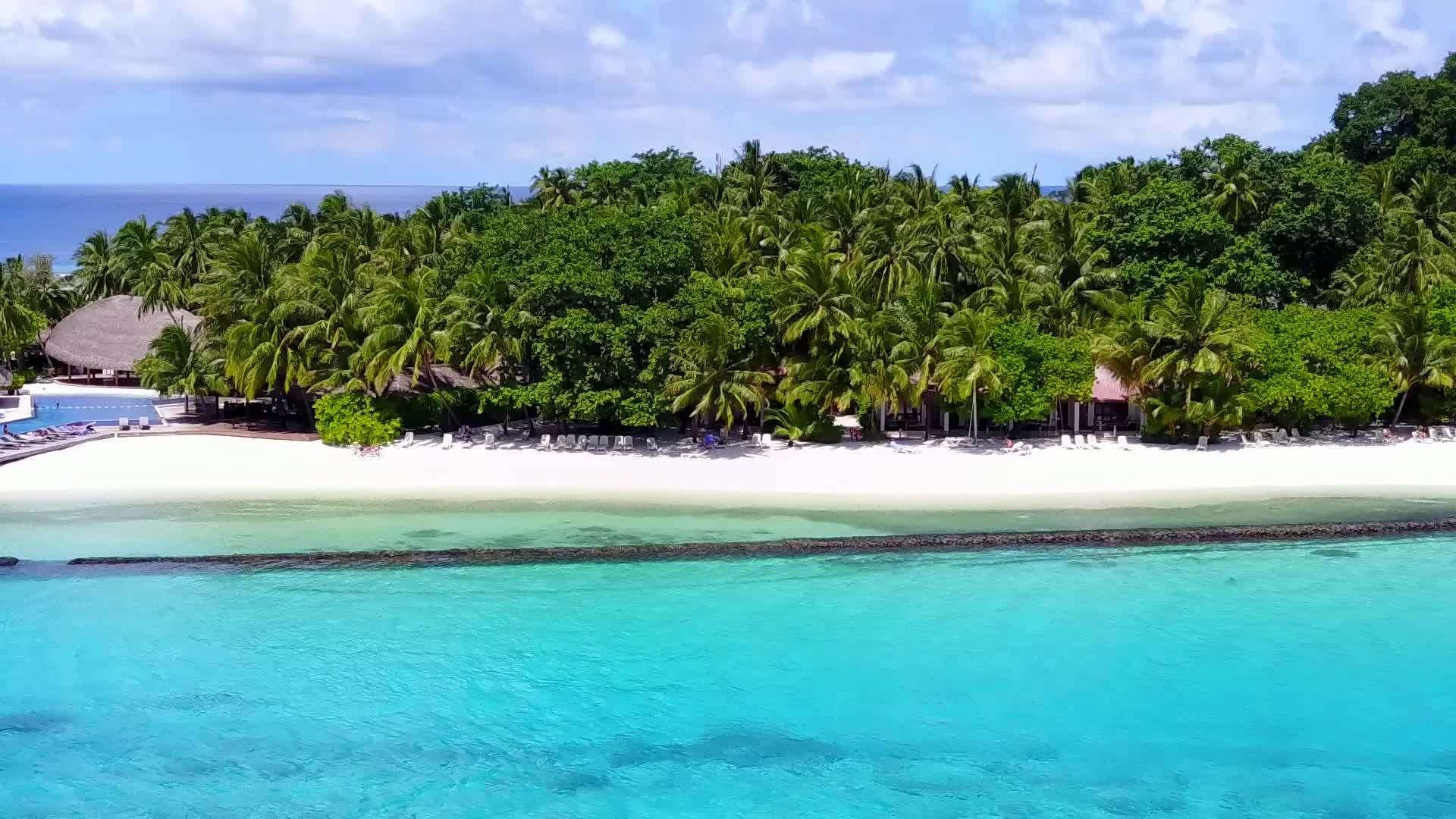 在清澈的海洋中观看美丽的岛屿和海滩视频的预览图