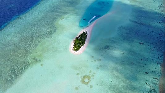 白沙背景蓝海热带旅游海滩空中无人机海景视频的预览图