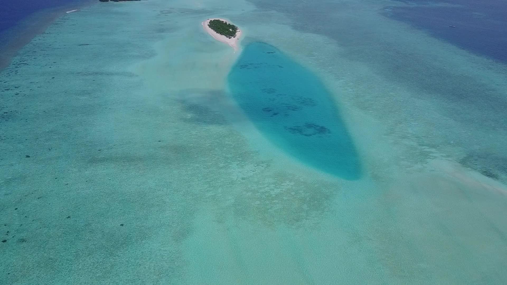 完美的海上和浅沙背景完美的海岸海滩野生生物优秀的无人驾驶飞机视频的预览图
