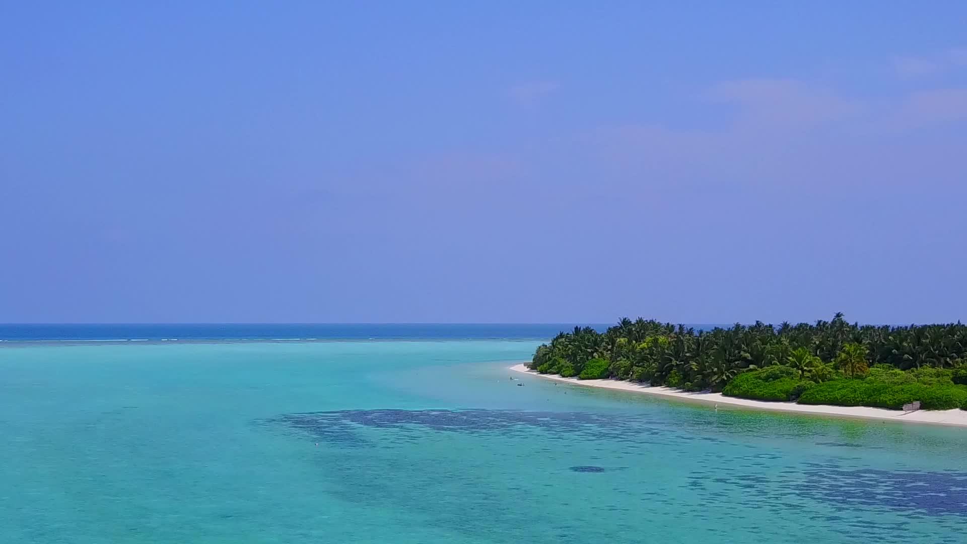 白沙背景透明泻湖田园诗般的岛屿海滩无人机景观视频的预览图