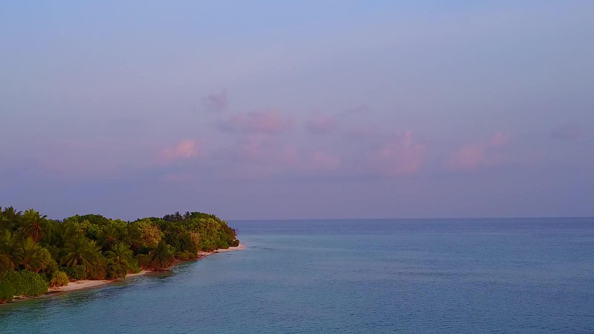 白沙背景蓝绿海异国情调海岸线海滩度假空中无人机全景视频的预览图