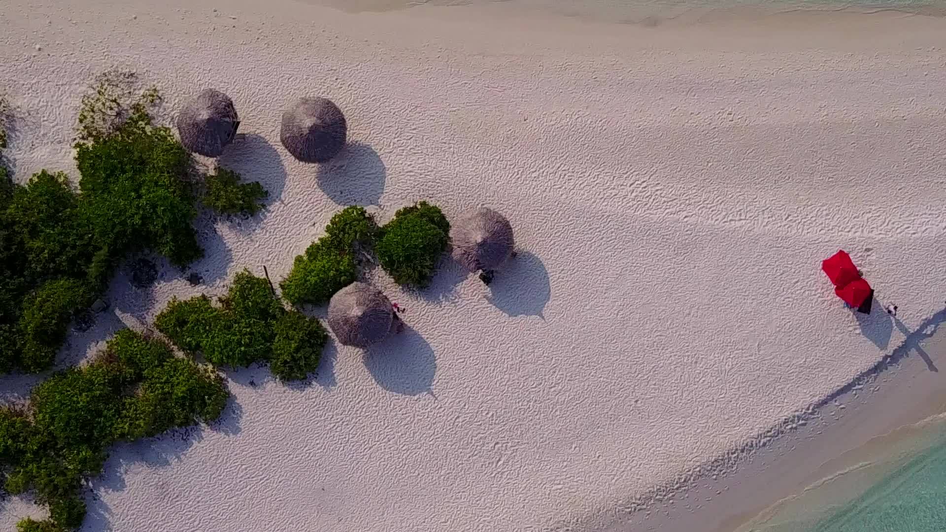 观看环礁湖海滩的豪华生活方式旅游使用透明的白色沙子视频的预览图