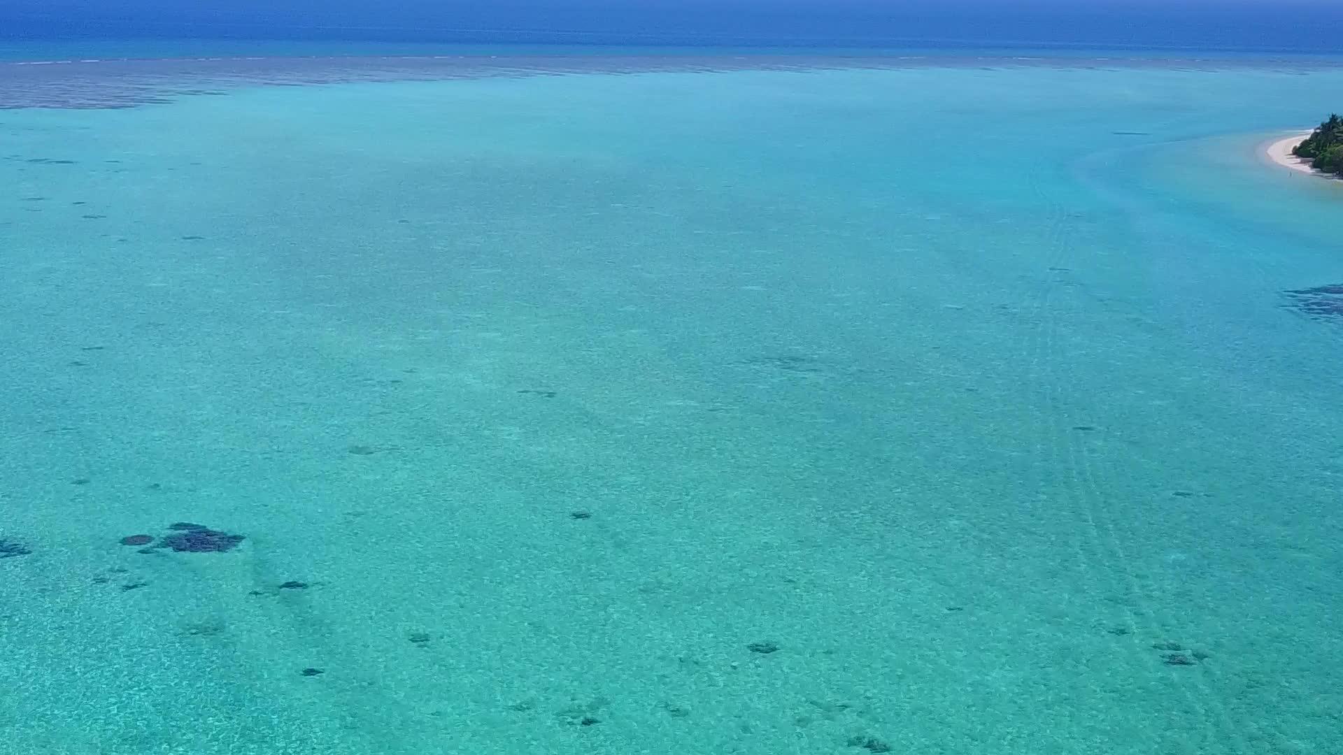 在伊德利克湾海滩上航行的清沙背景下的绿水视频的预览图