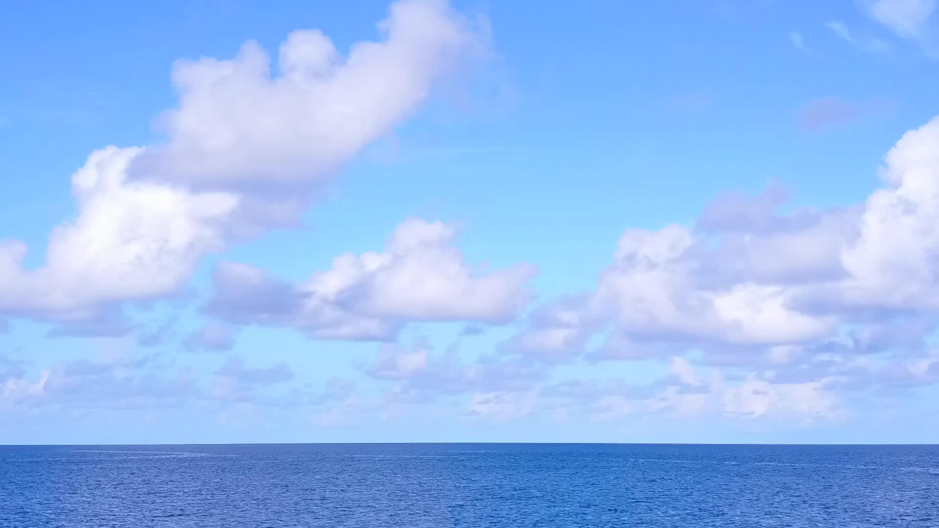 在绿松石海和亮沙的背景下海洋海滩上的空中无人机纹理视频的预览图