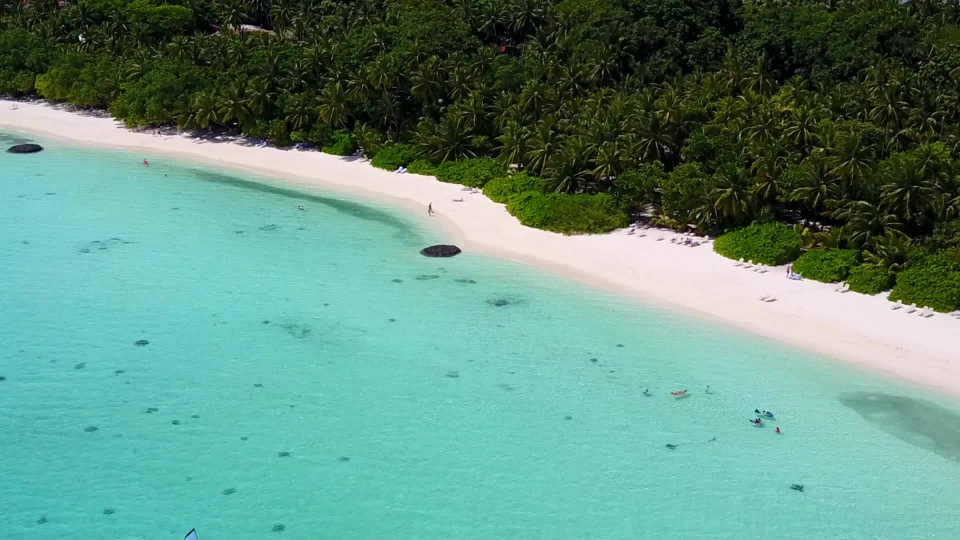 空中无人驾驶飞机在海边度假时看到了白色的沙子视频的预览图