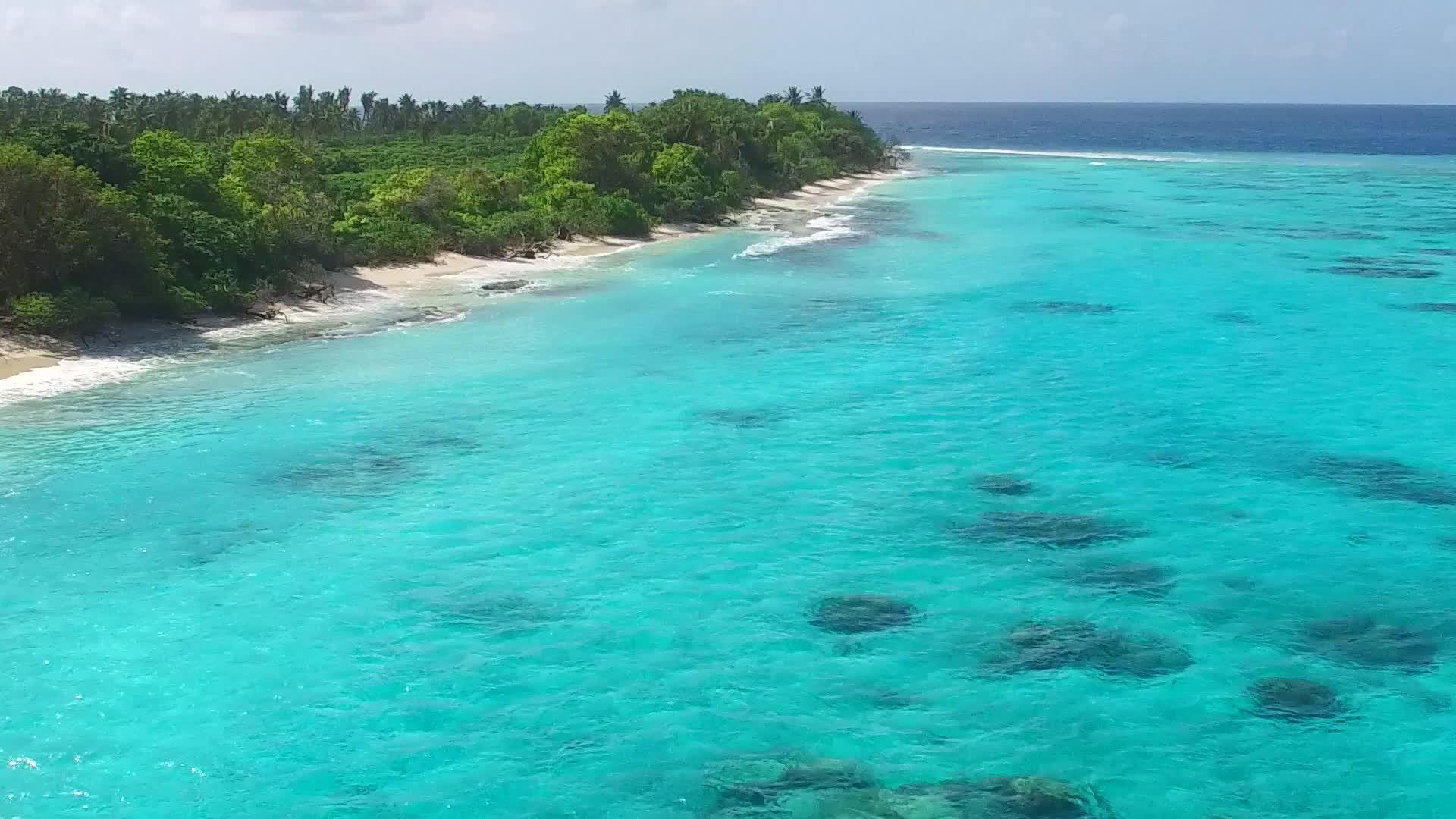 绿松环礁湖以白沙为背景观赏美丽的海景天空和海滩度假视频的预览图