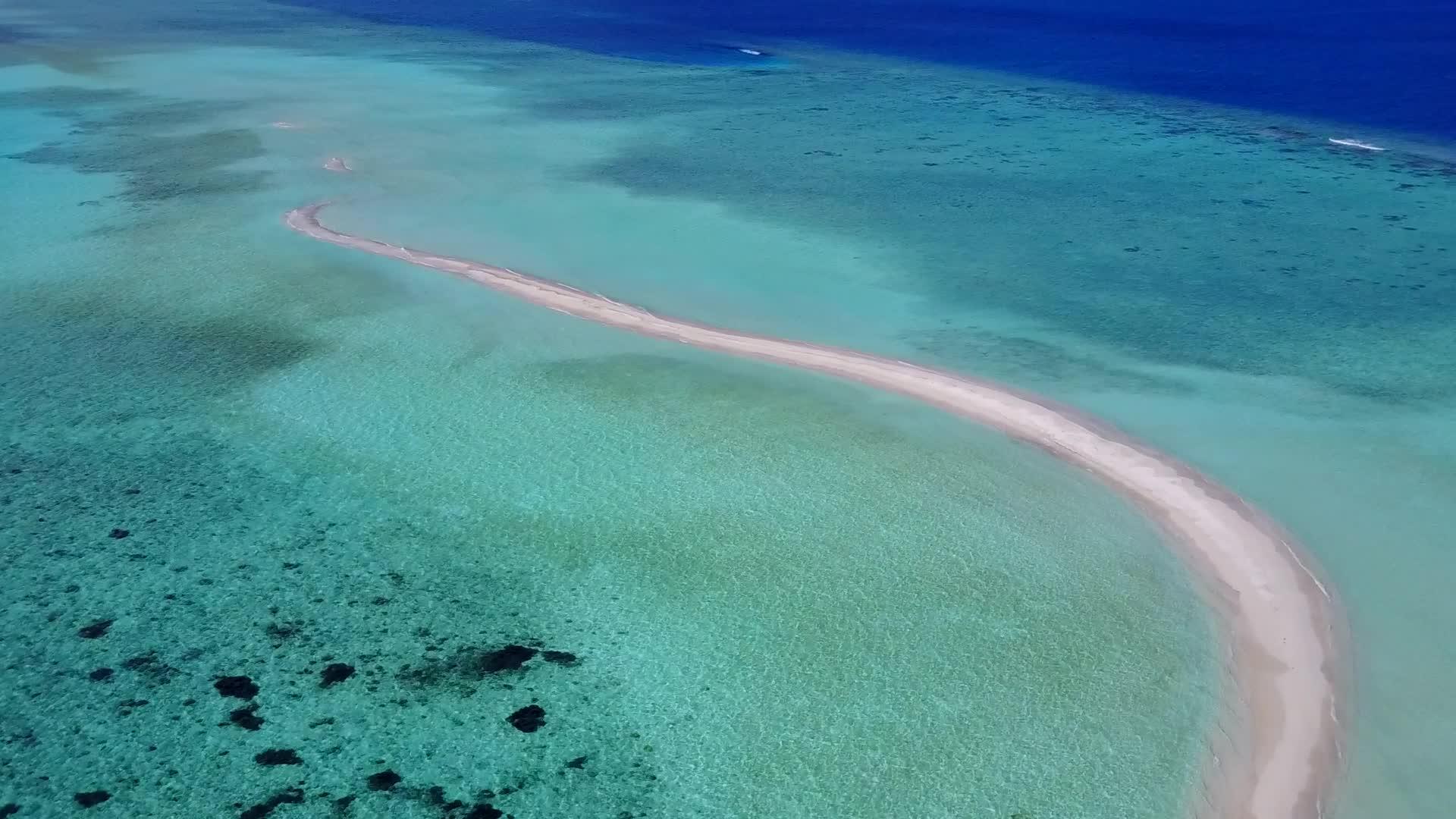 热带岛屿海滩旅游景象浅环礁湖和浅沙底浅沙背景视频的预览图