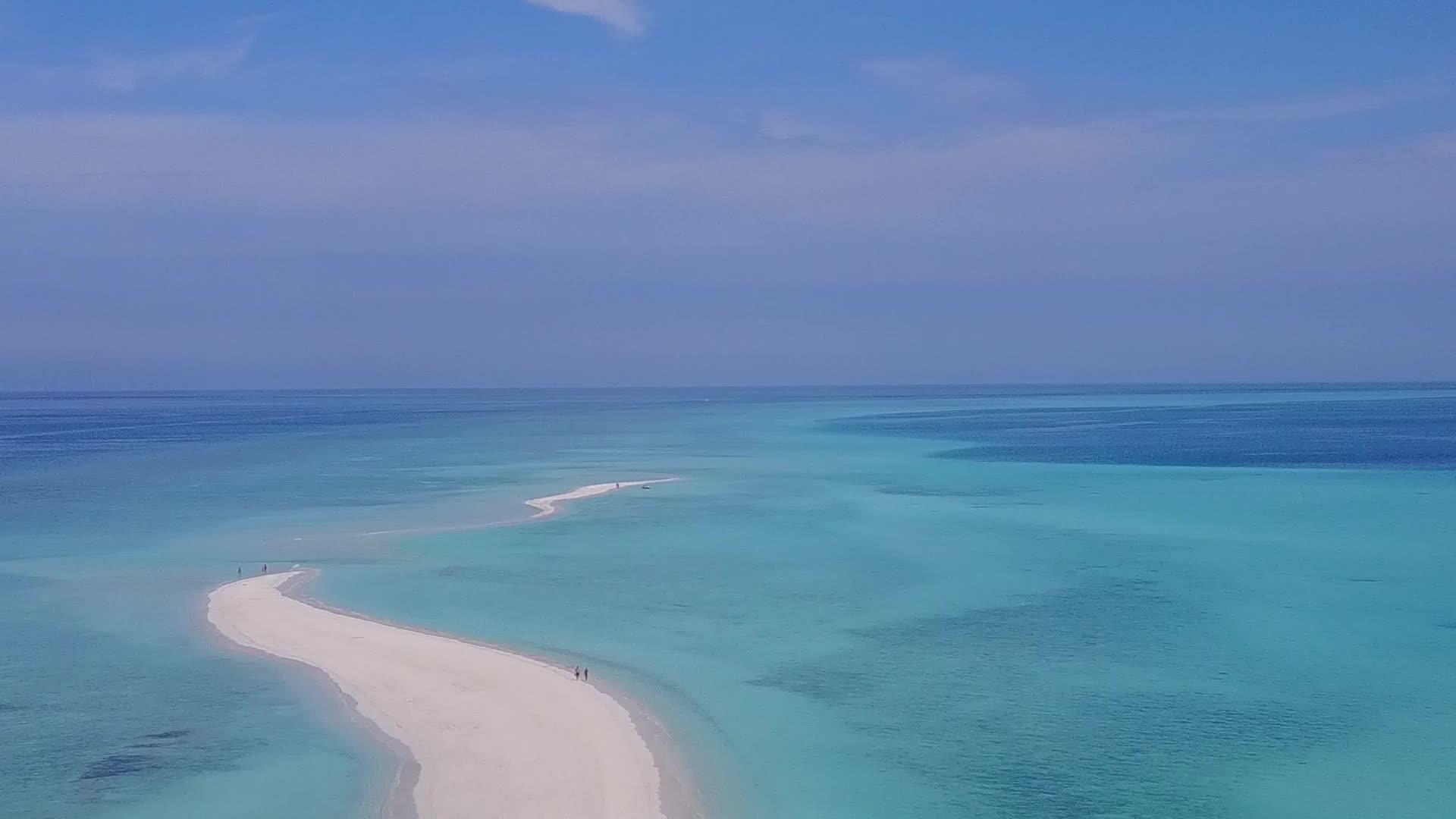 在清澈的海洋和白色的海滩背景下放松海滩休息的无人机视频的预览图