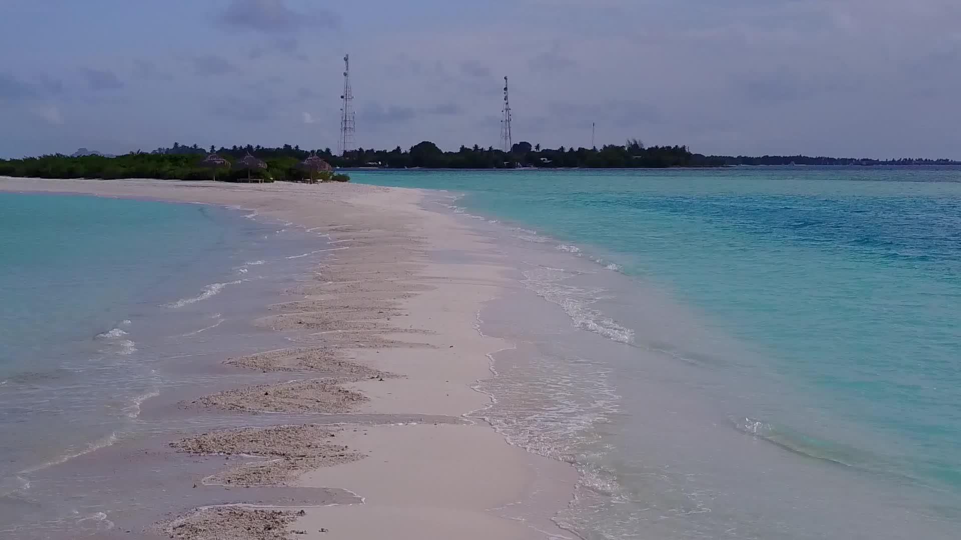 依托蓝海和白沙背景的蓝海放松岛海滩生活方式视频的预览图