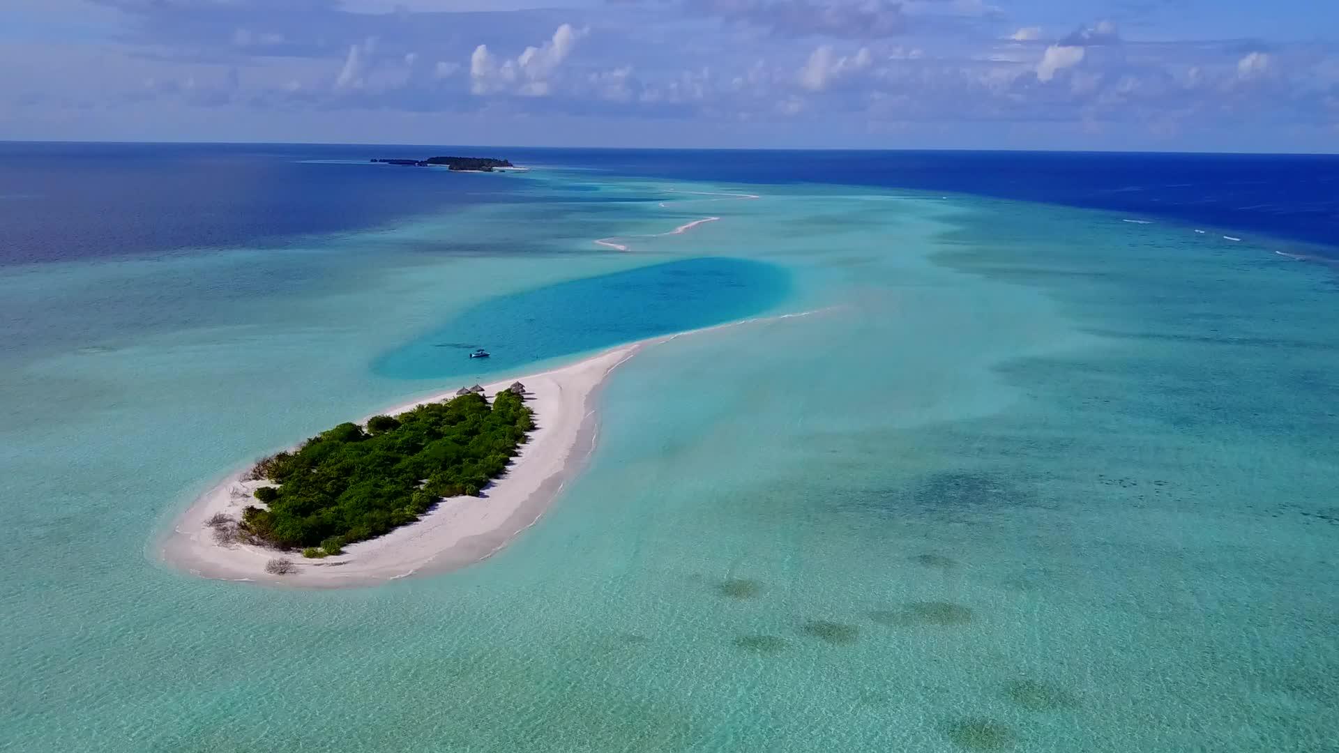 蓝海和白沙的背景宁静的海岸海滩时间空中无人驾驶飞机视频的预览图