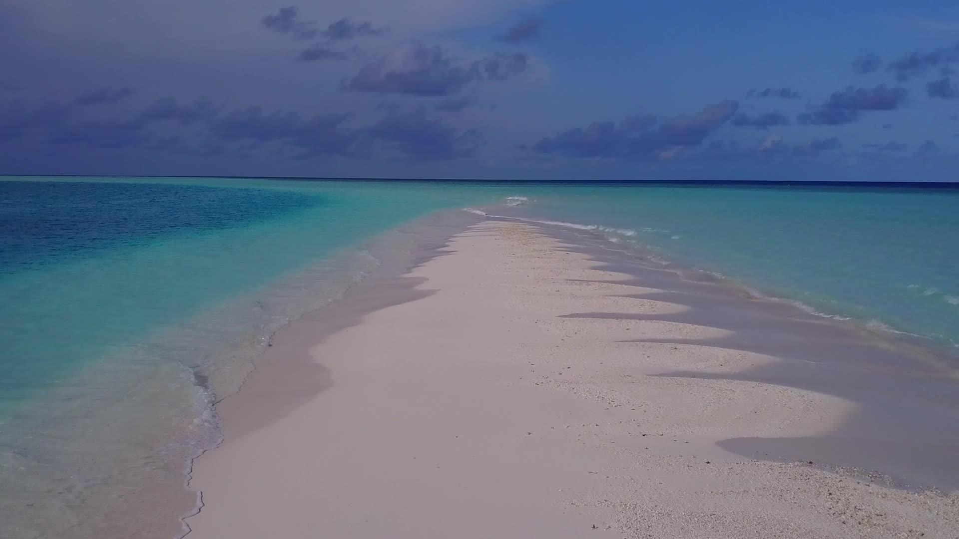 蓝色绿色环礁湖和浅沙背景的豪华海岸海滩冒险活动视频的预览图