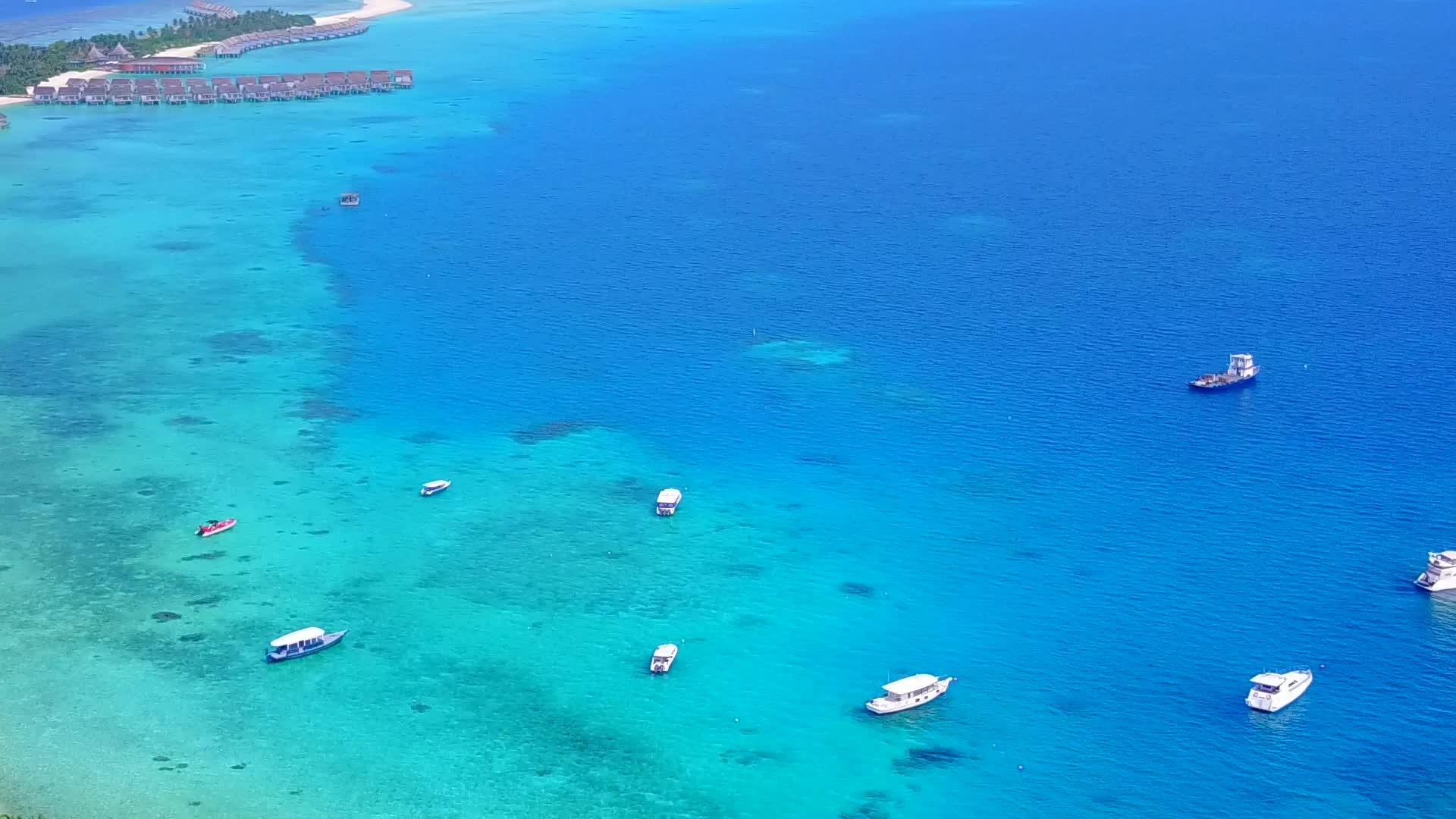 白沙背景蓝绿色海洋热带海滩度假空中景观视频的预览图