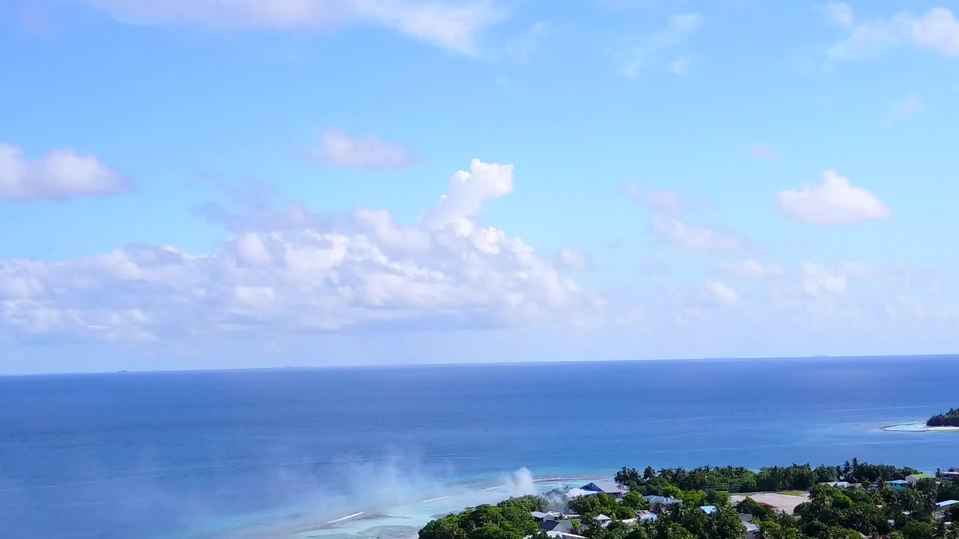 蓝色环礁湖热带泻湖海滩旅行白色沙面背景空中纹理视频的预览图