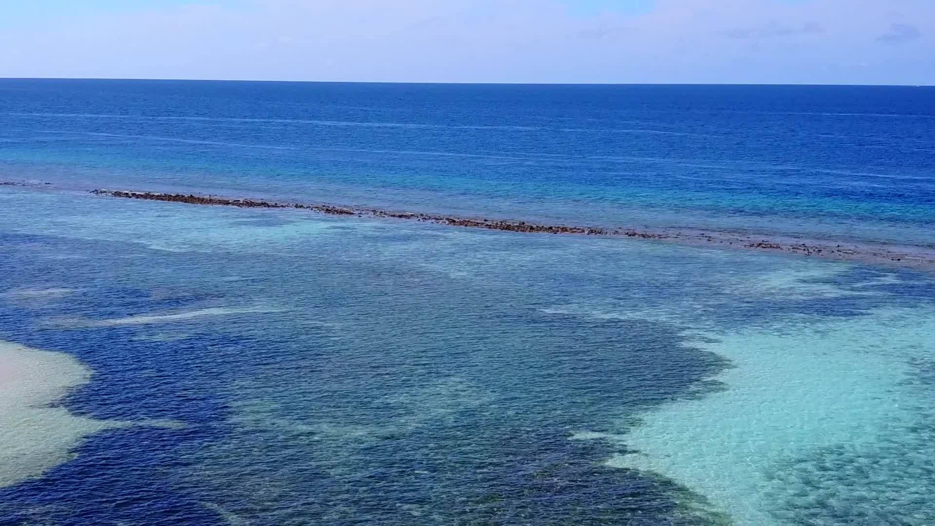 安静的旅游海滩度假透明的海面和白色的沙底背景视频的预览图