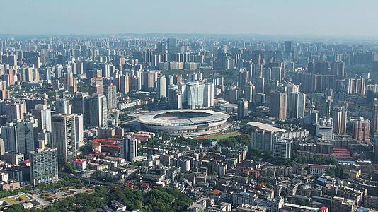 湖南省长沙贺龙体育馆天心区城市天际线4K航拍视频的预览图