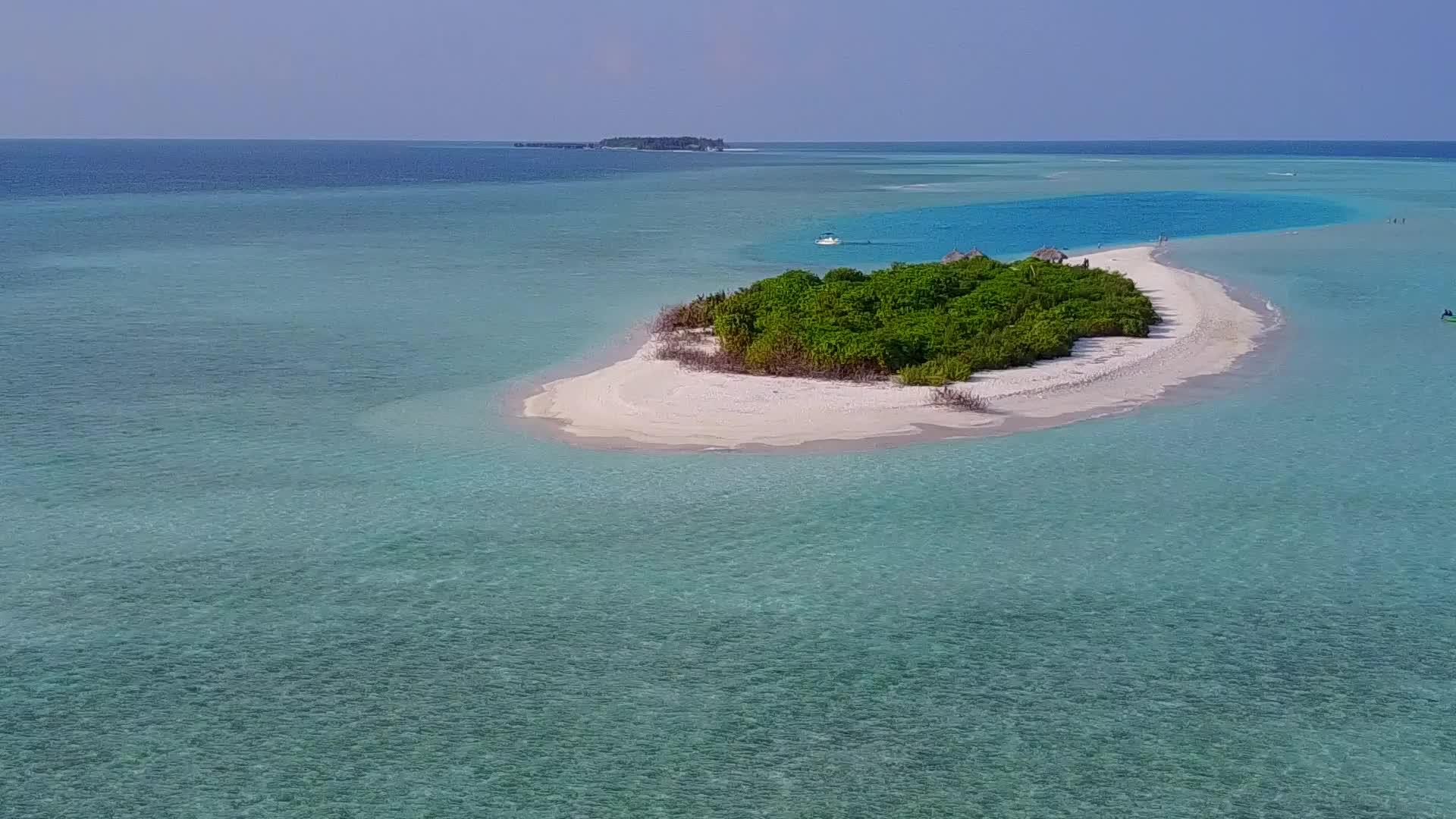 海平面蓝海以白沙为背景在空中举行奇异岛屿海滩假日视频的预览图