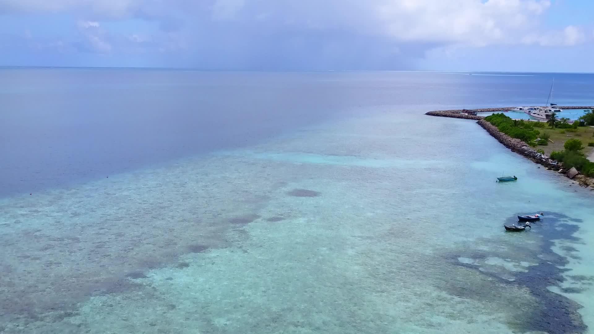 无人驾驶飞机以蓝海和明沙底浅沙作为宁静的海岸海滩度假视频的预览图