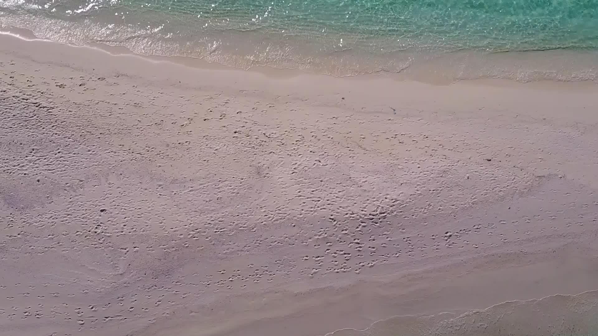 在绿松石水和明亮的沙滩背景下田园诗般的旅游海滩之旅视频的预览图