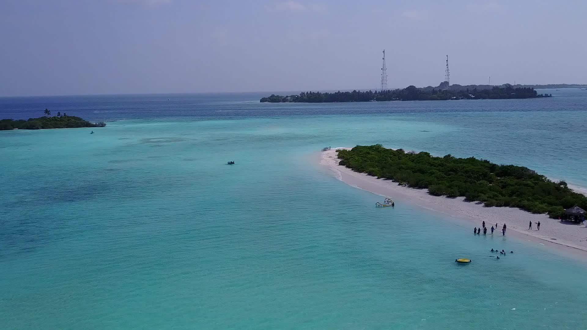 以白沙为背景的绿色海洋攀登天堂环礁湖海滩生活方式视频的预览图
