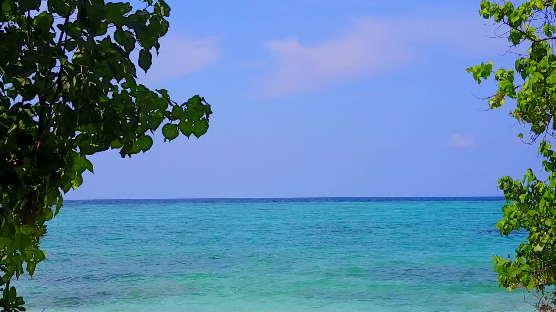 在白色沙土的背景下绿色的水被用作放松环礁湖海滩人驾驶空气视频的预览图