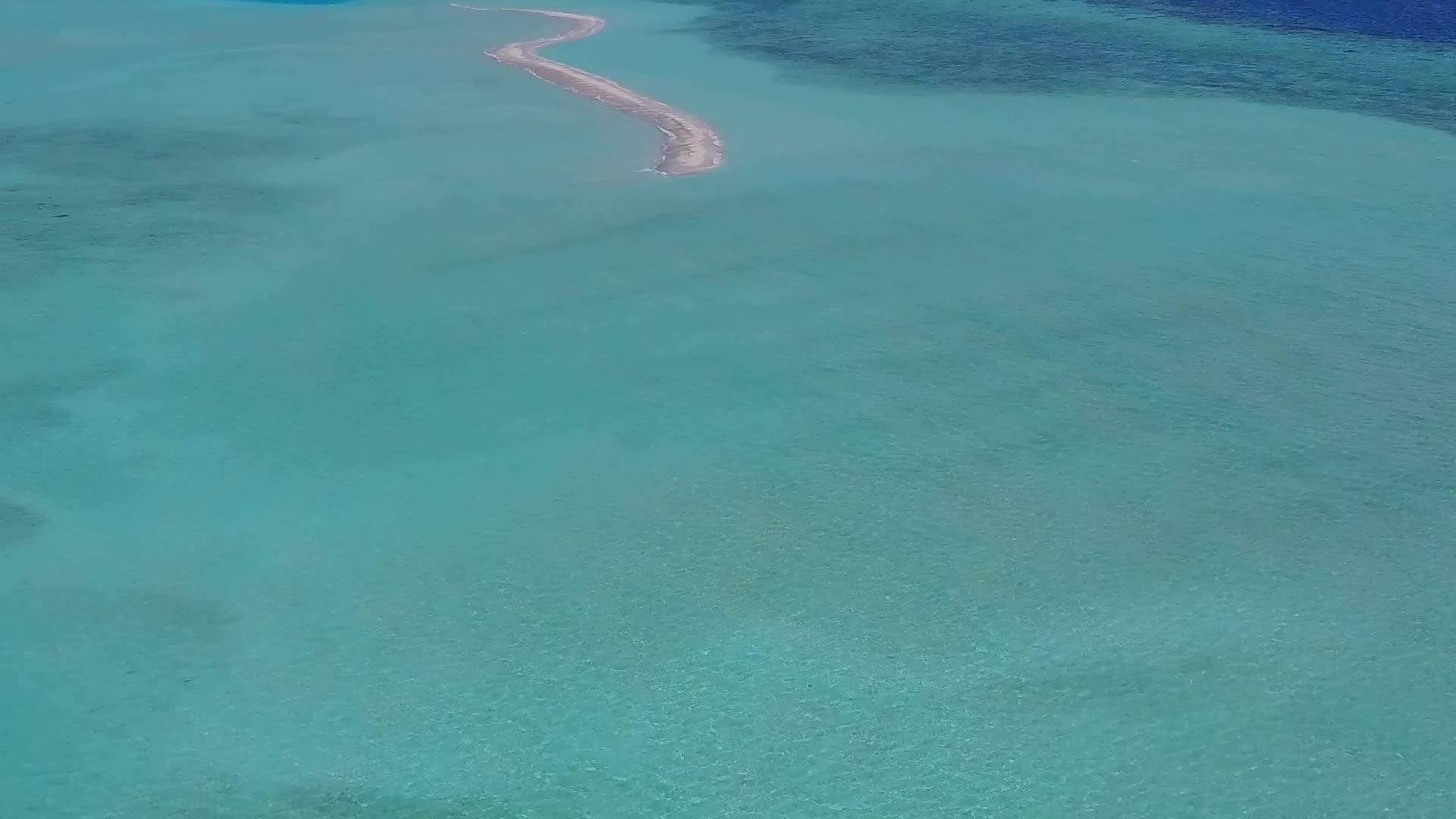 宁静度假胜地海滩水蓝环礁湖和白色沙滩背景视频的预览图