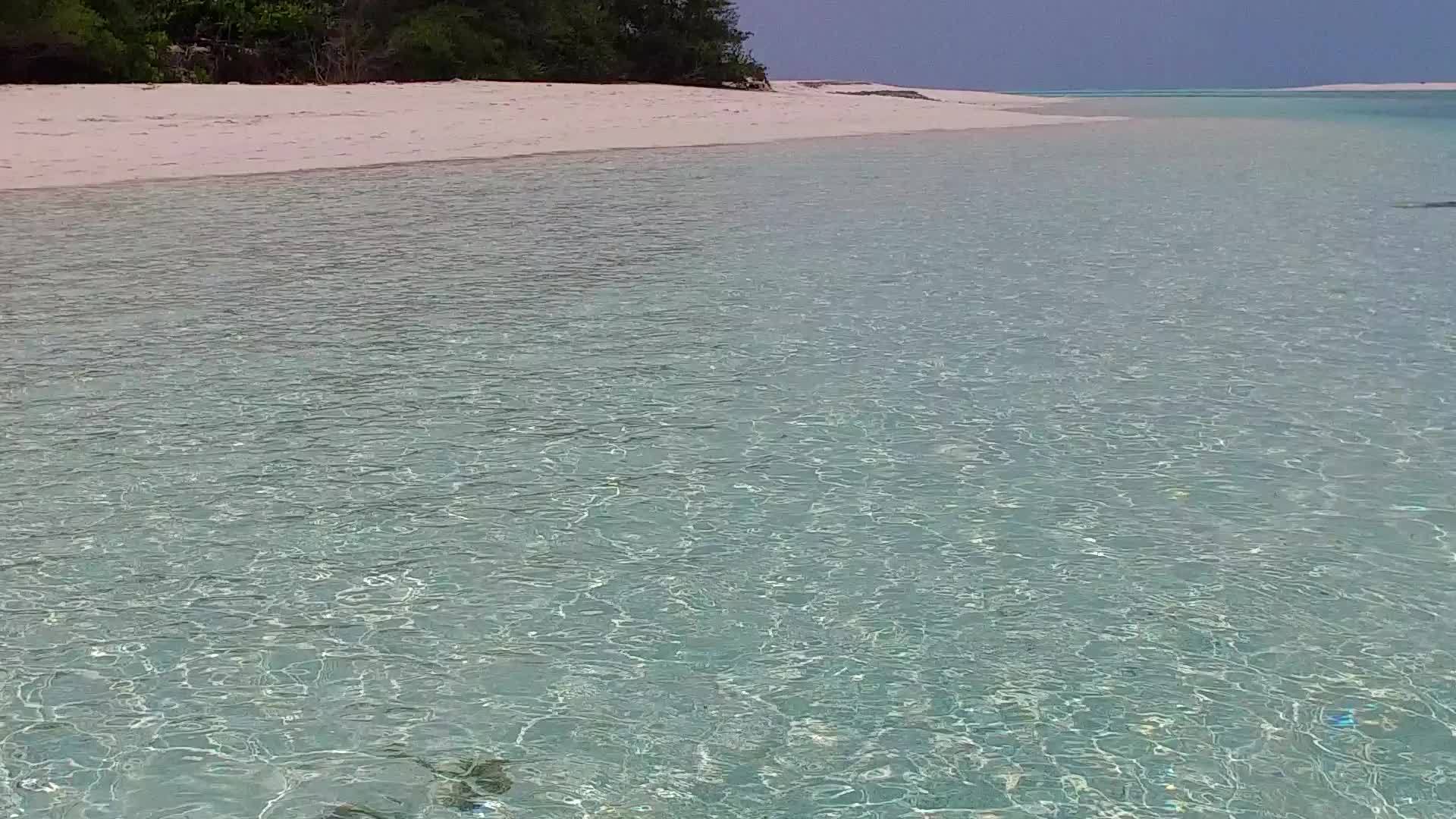 在美的岛屿海滩在透明海和白沙的背景下视频的预览图