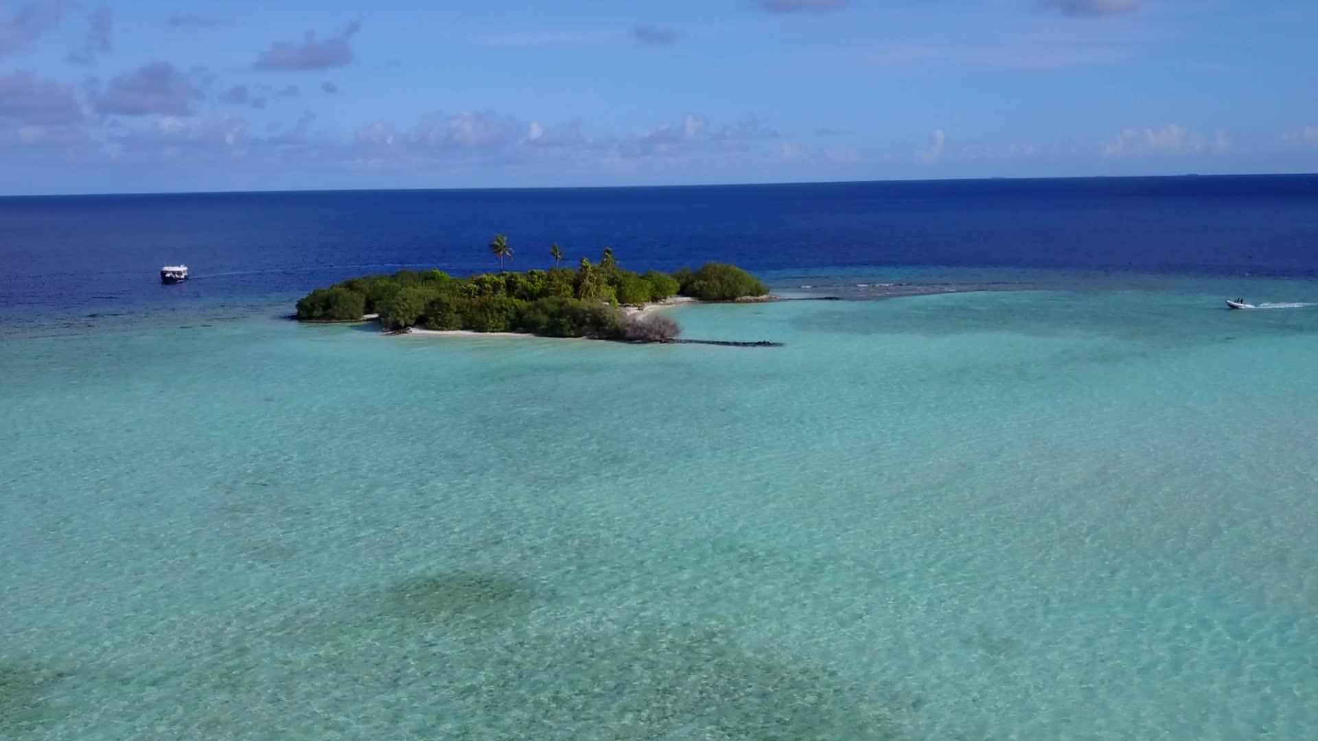 白沙背景蓝海安静海滩冒险无人机空中景观视频的预览图