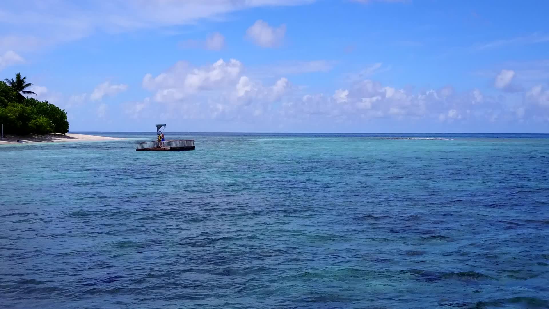 在水、蓝海和白沙的背景下放松海滩时间的空中无人机全景视频的预览图