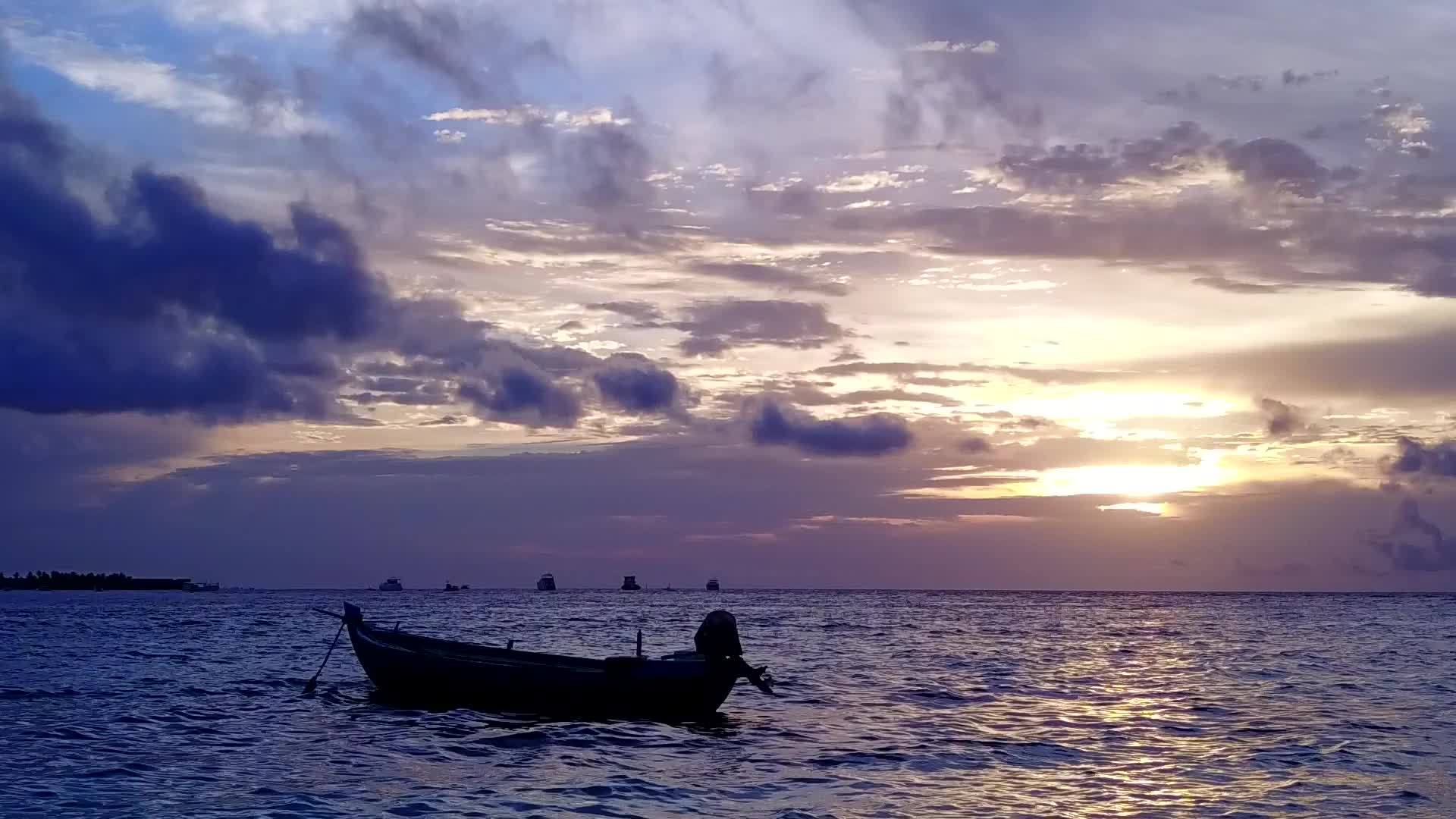 以白沙为背景的绿色海洋在海岸海滩上航行视频的预览图