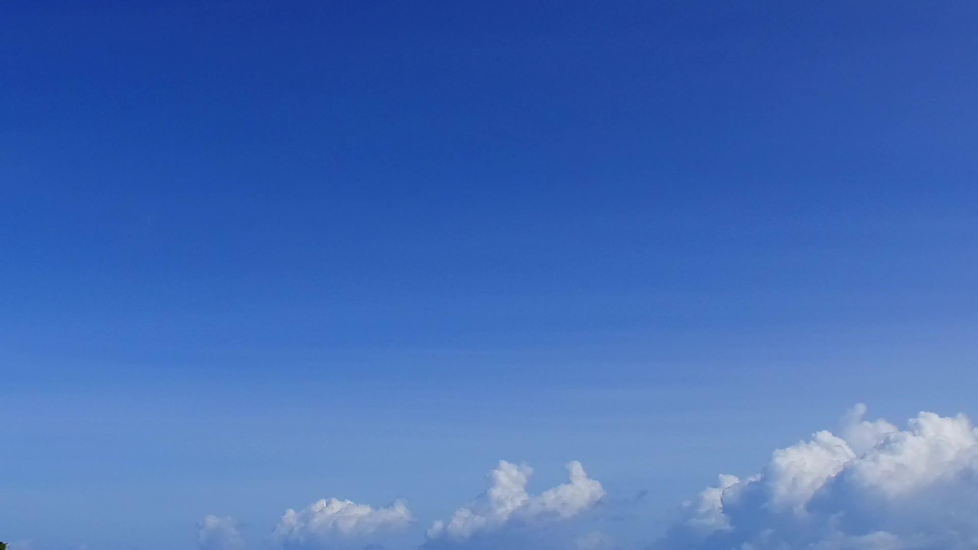 完美的旅游海滩探险飞行以蓝海和白沙为背景视频的预览图