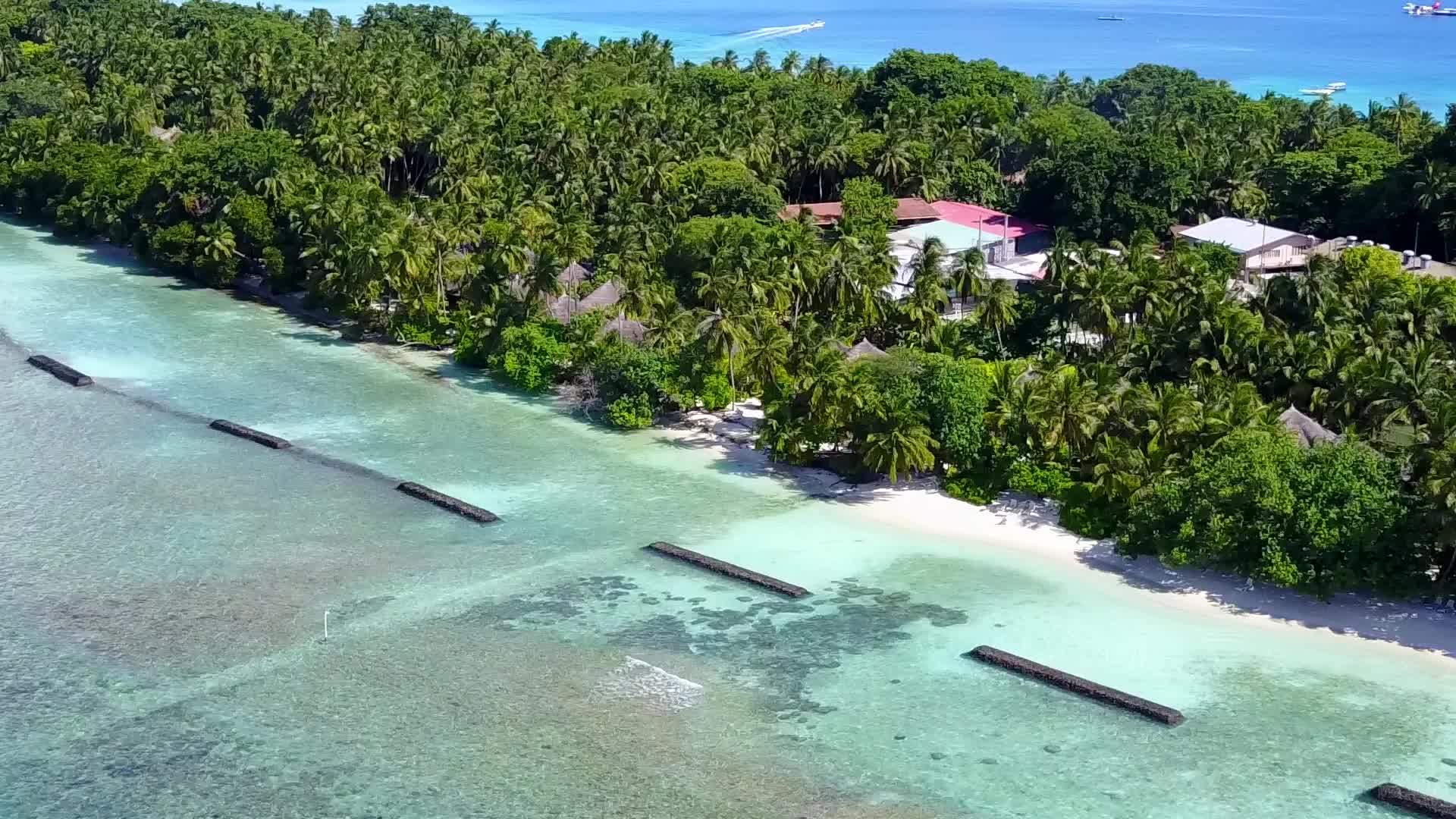 水蓝环礁湖和白色沙滩背景的海洋环礁海滩度假视频的预览图
