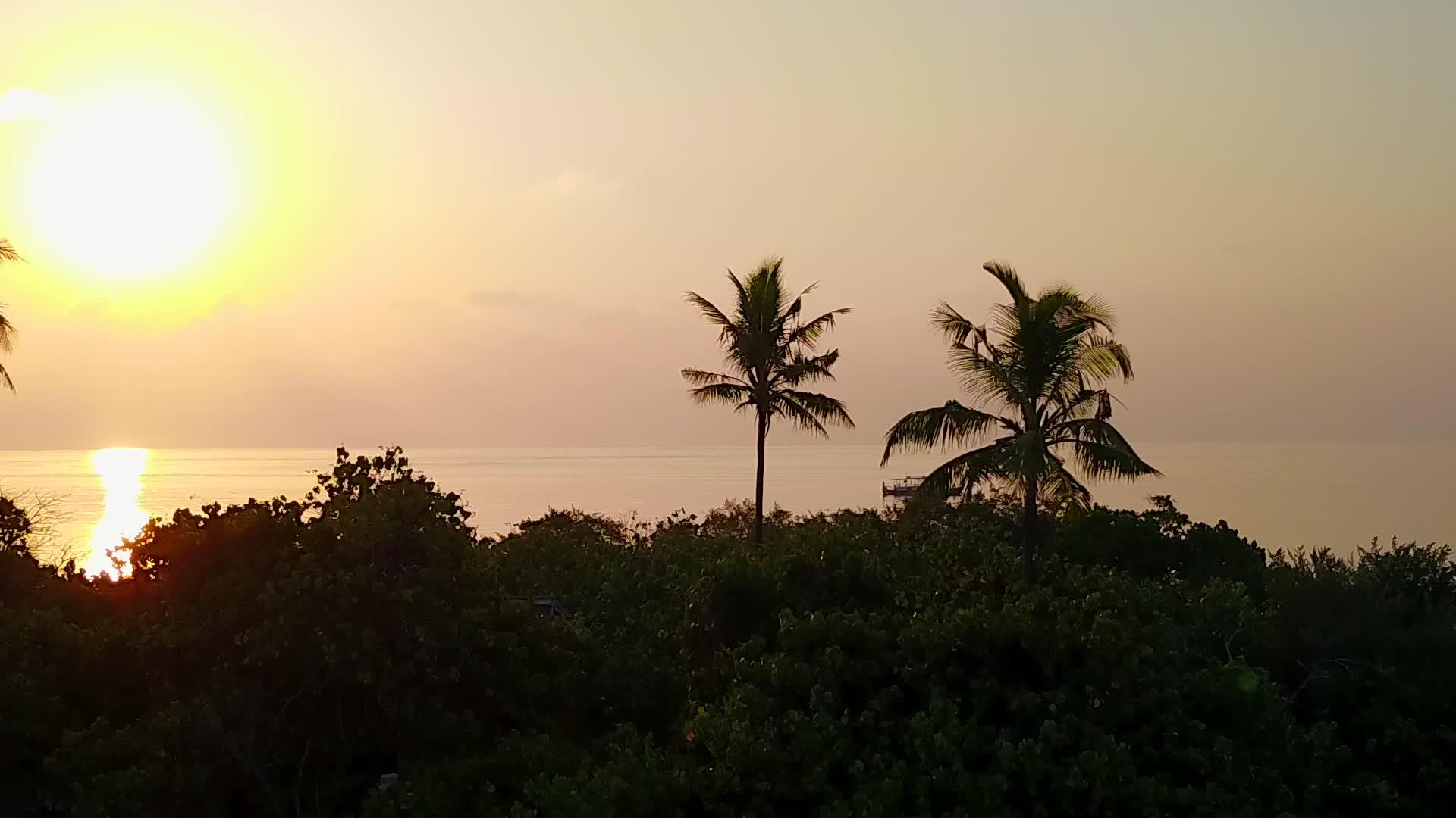 蓝海和天堂岛海滩度假的清洁沙尘背景视频的预览图