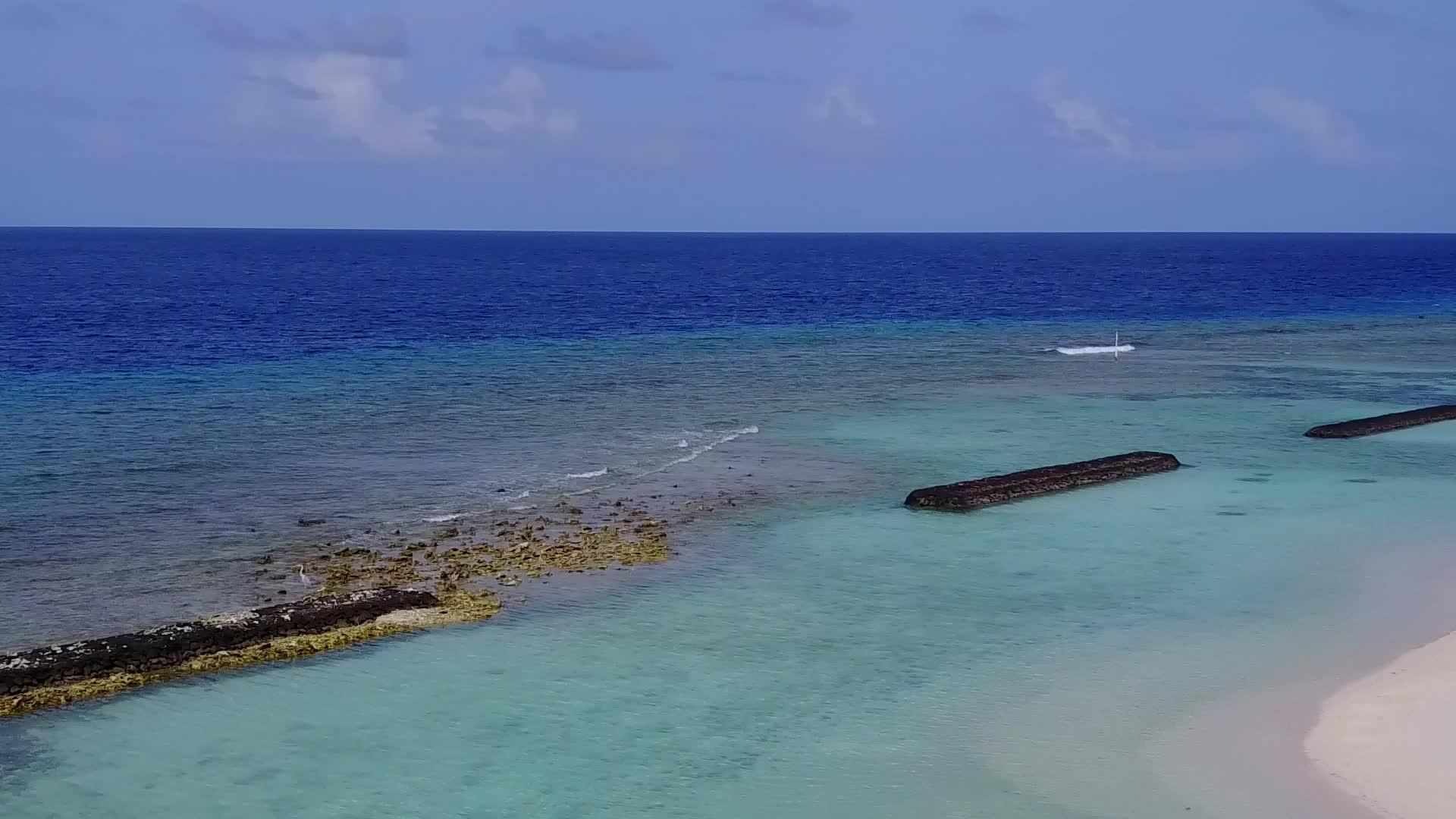 白沙底浅礁湖豪华旅游海滩假日风景在空中无人驾驶视频的预览图