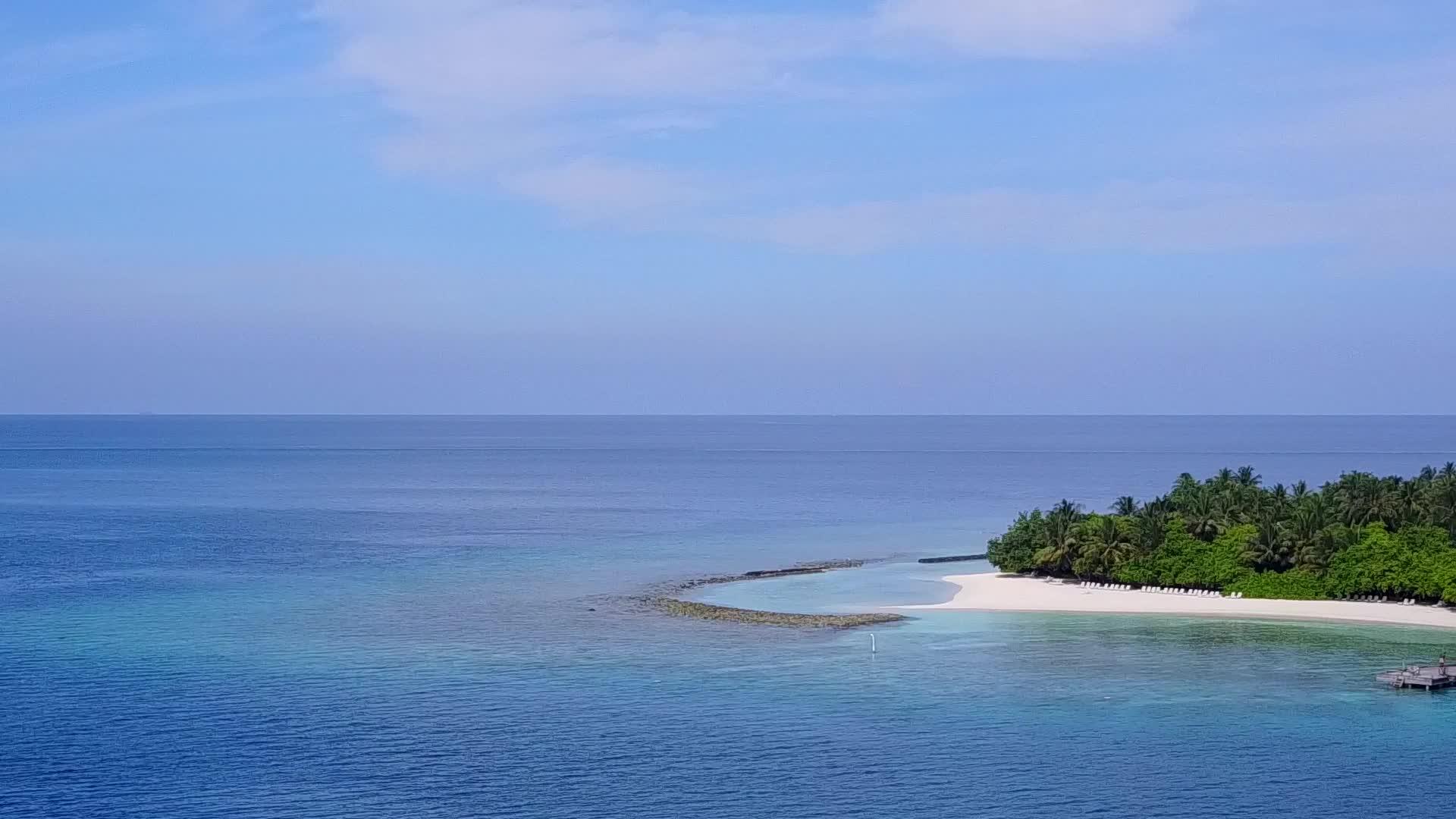 豪华的海岸线海滩度假风景透明的白色沙尘背景水视频的预览图