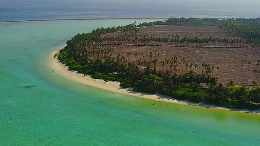 蓝环礁对古代草原旅游海滩生活具有清洁的沙土背景视频的预览图