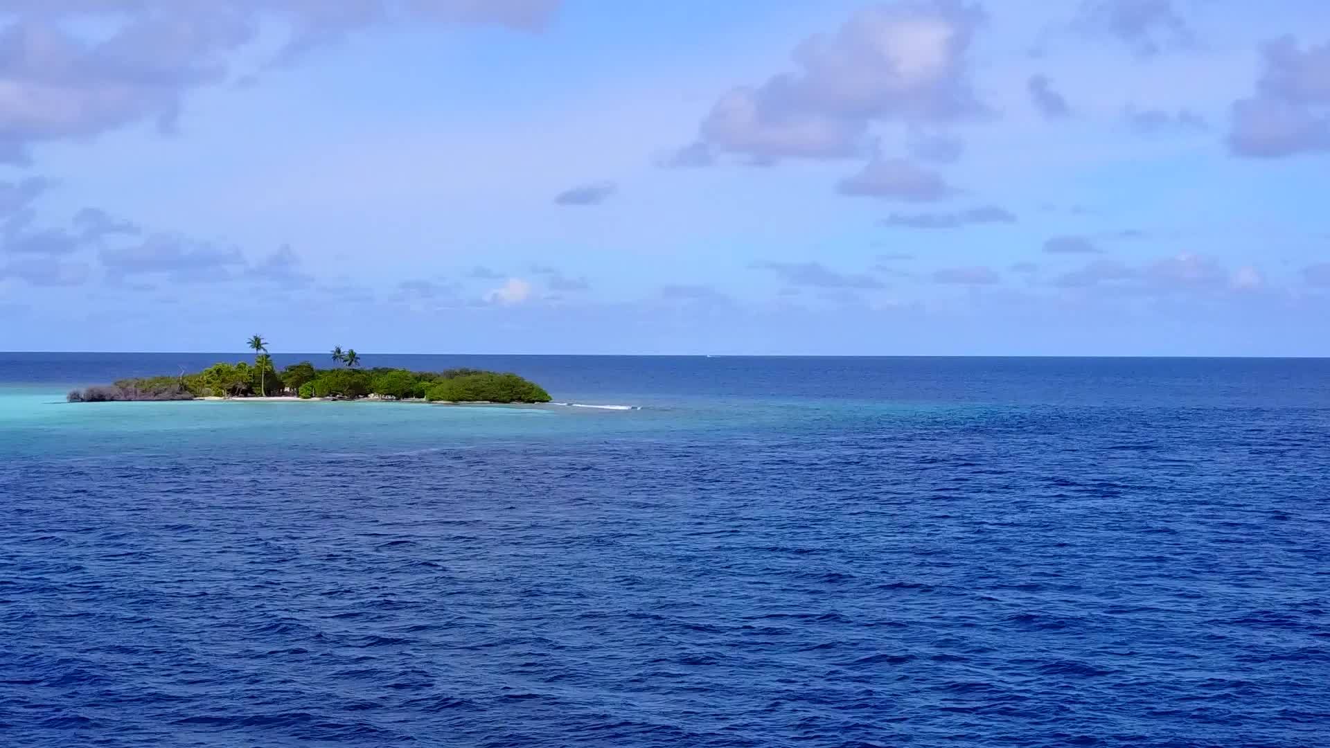 美丽的海滨海滩蓝色的环礁湖背景是蓝色的环礁带有干净的沙子视频的预览图