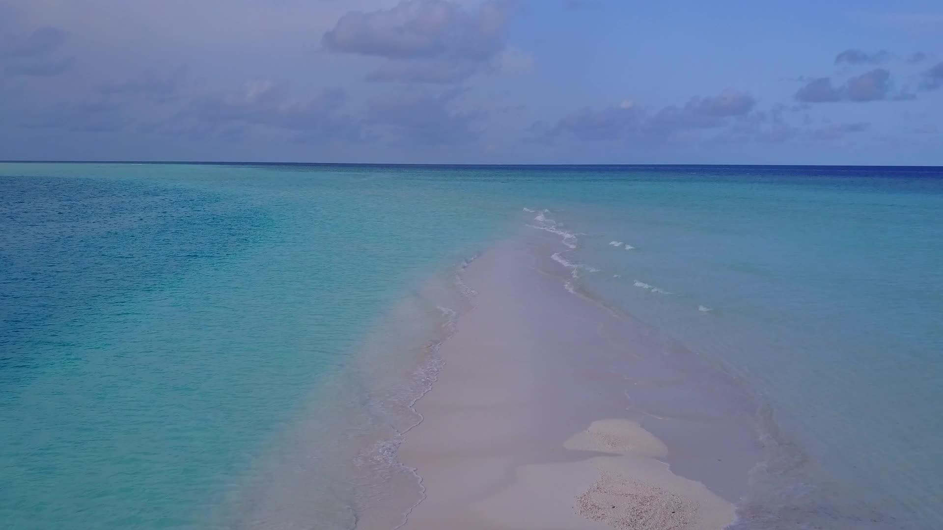蓝色环礁环礁浅沙背景蓝色环礁湖观赏宁静的海岸海滩冒险视频的预览图