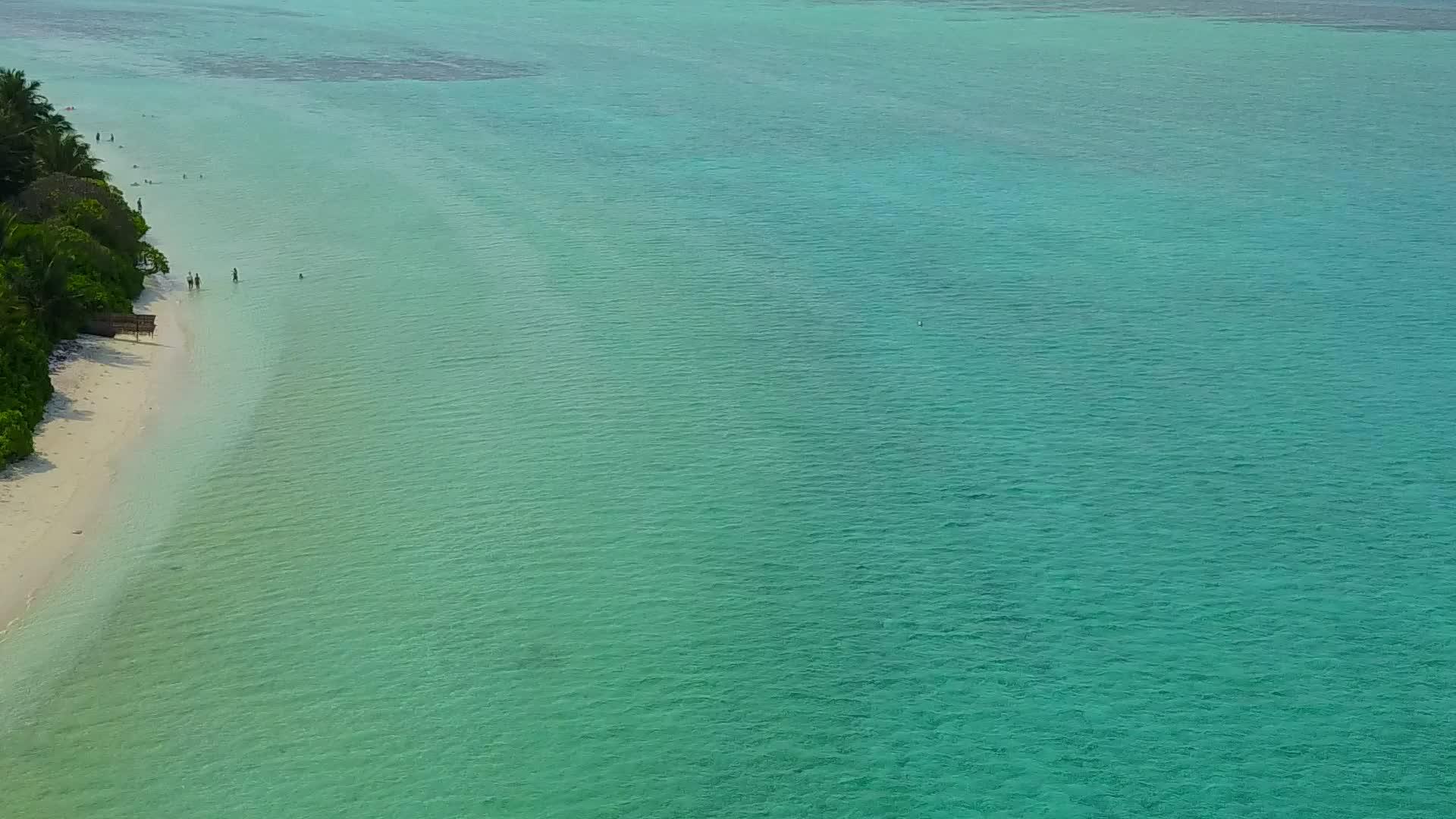 白沙背景绿松石海豪华海滩海滩无人机空中全景视频的预览图