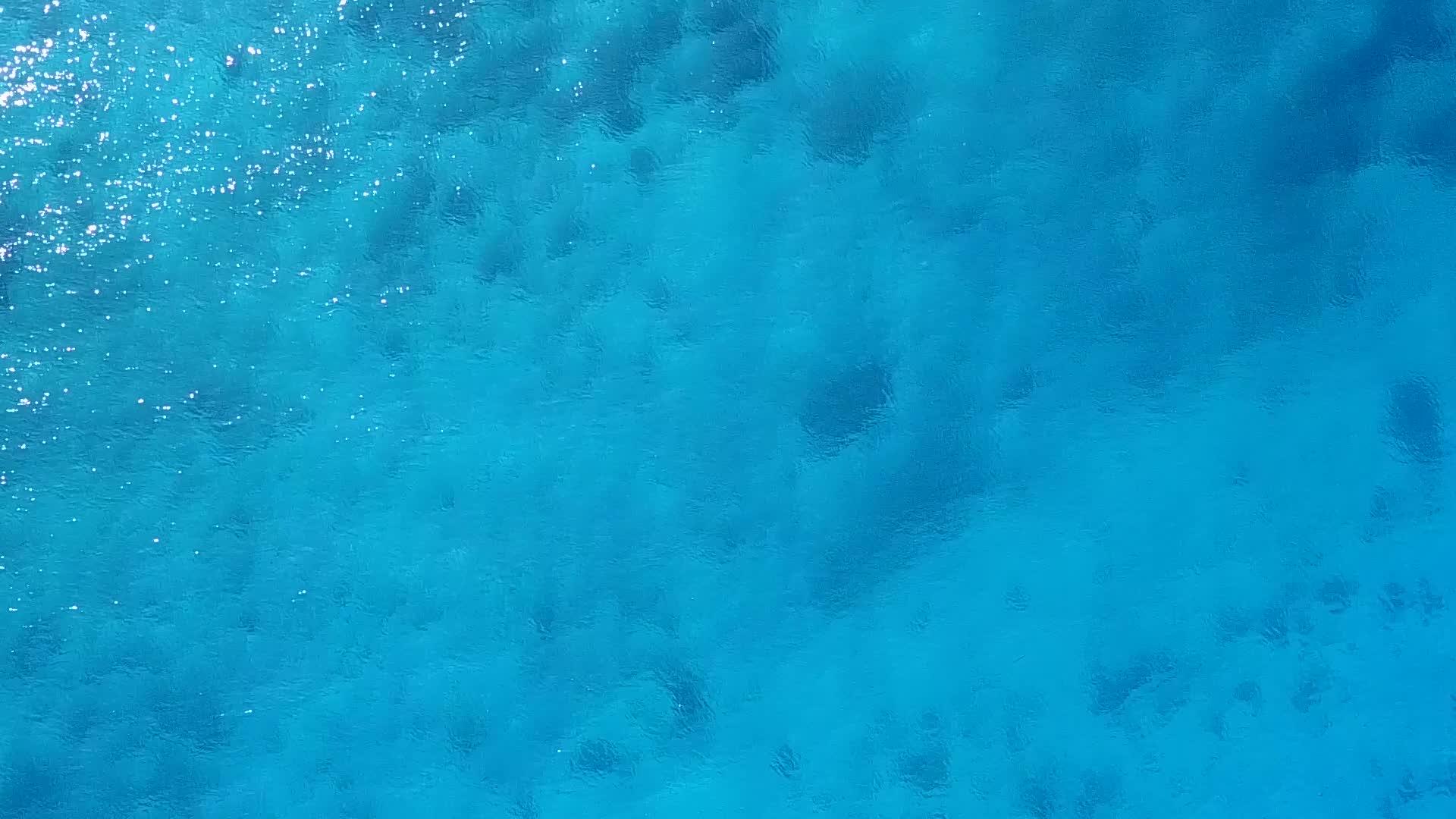 美丽的环礁湖海滩探索以透明的海面和白色沙滩为背景视频的预览图